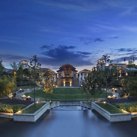 Hilton Wuhan Optics Valley Екстериор снимка