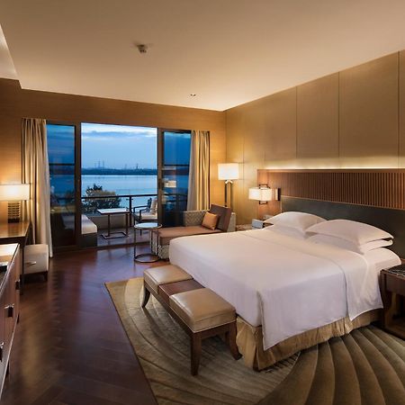 Hilton Wuhan Optics Valley Екстериор снимка