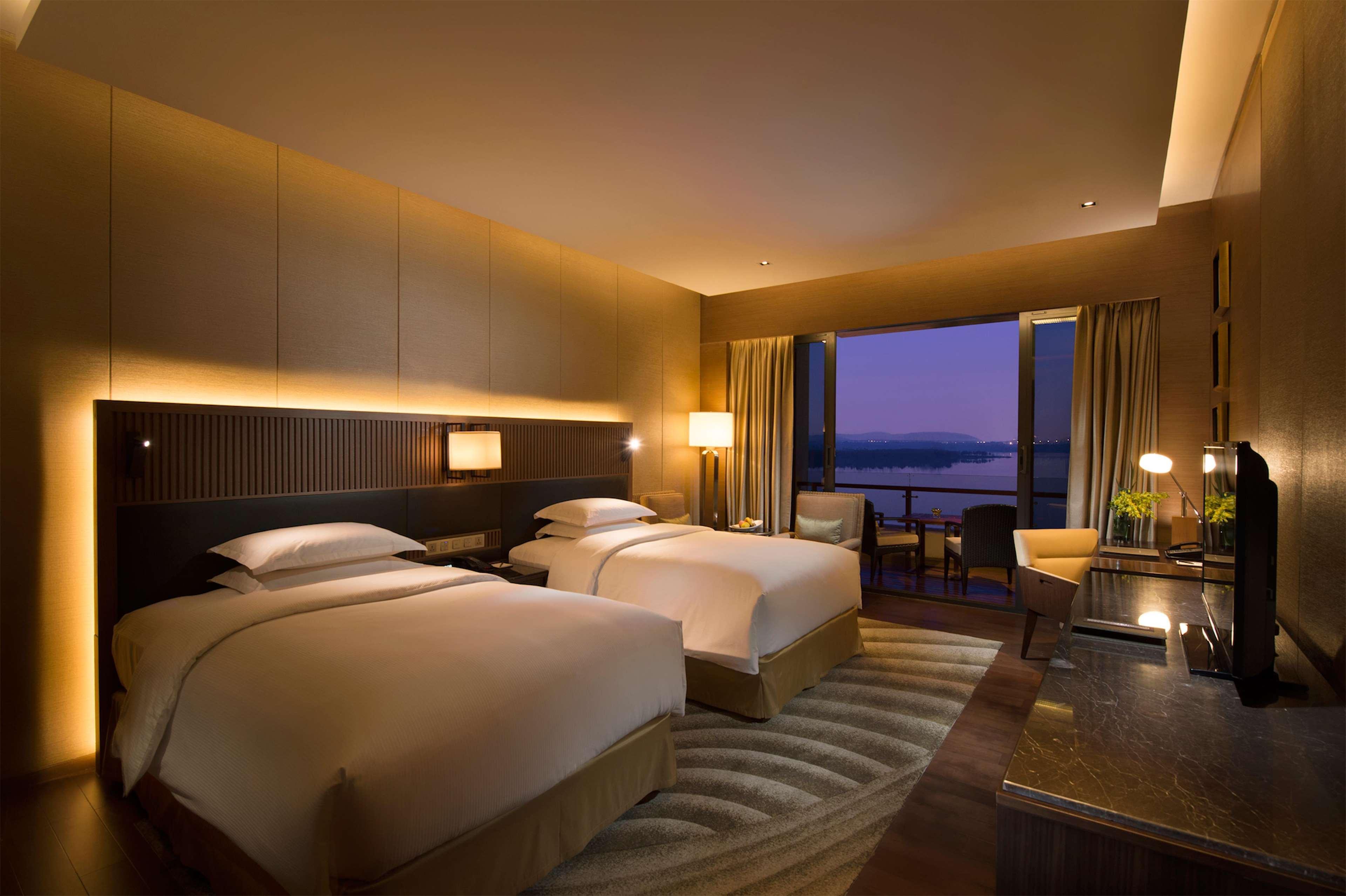 Hilton Wuhan Optics Valley Екстериор снимка
