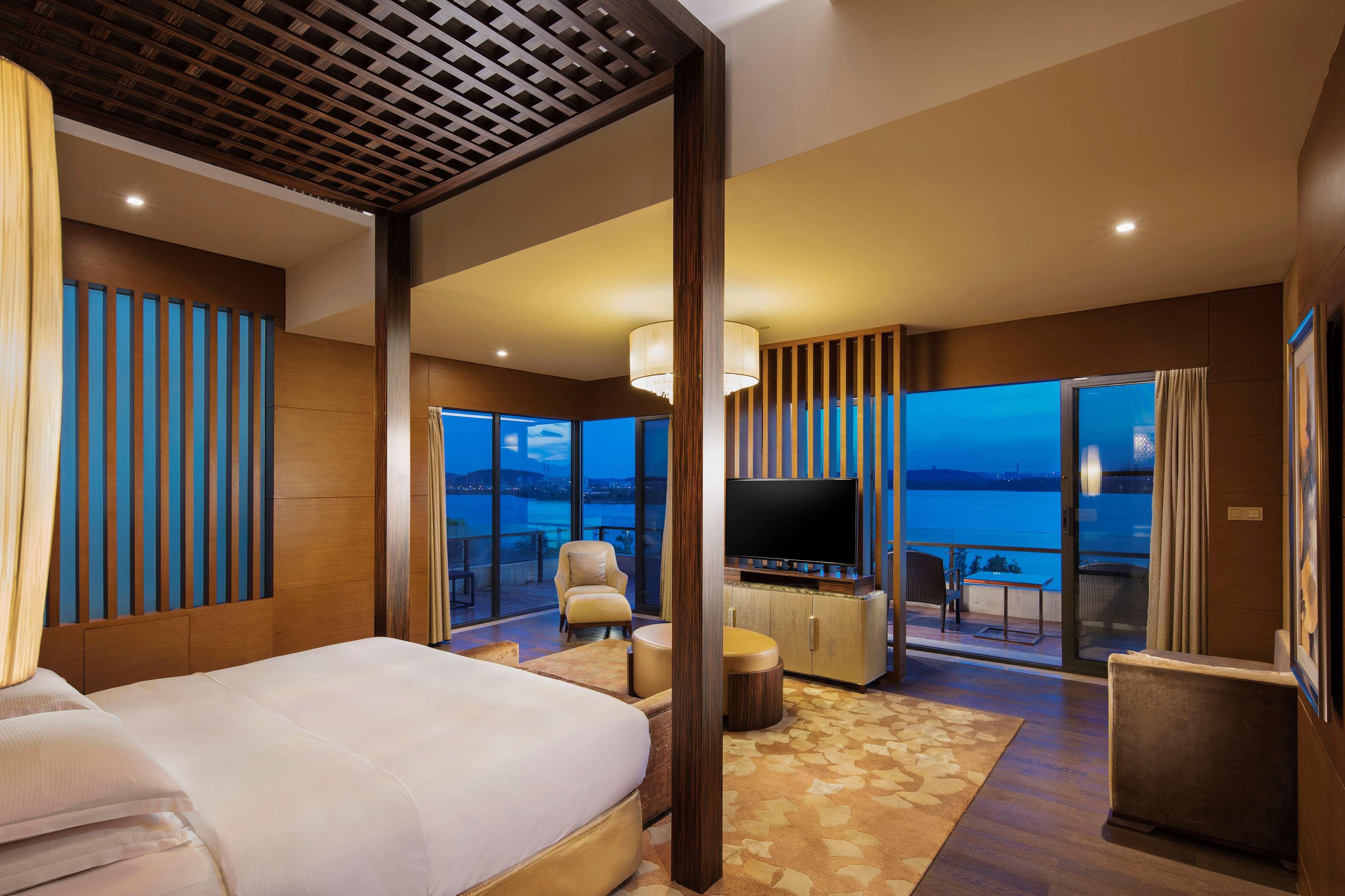 Hilton Wuhan Optics Valley Екстериор снимка