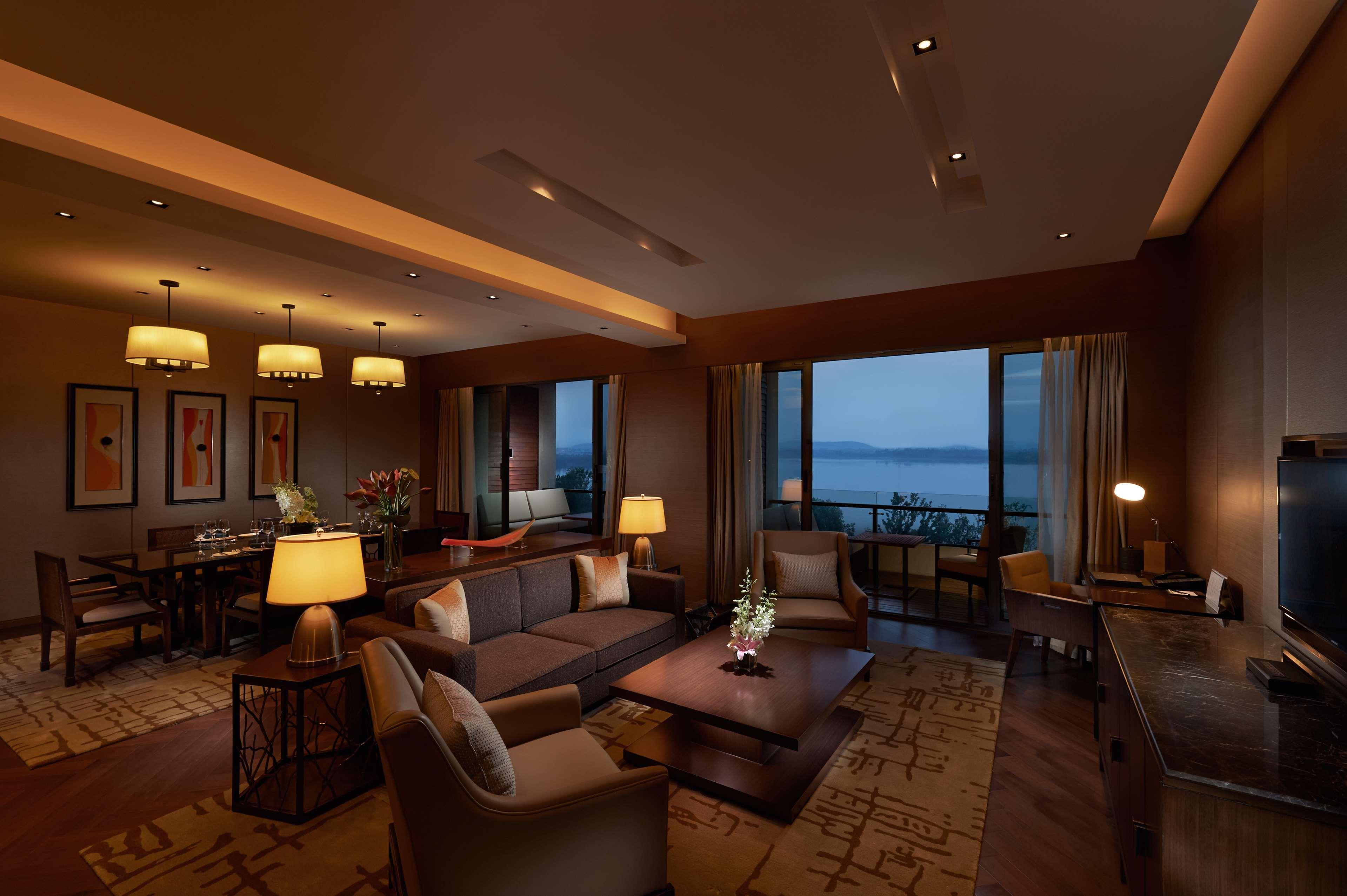 Hilton Wuhan Optics Valley Екстериор снимка