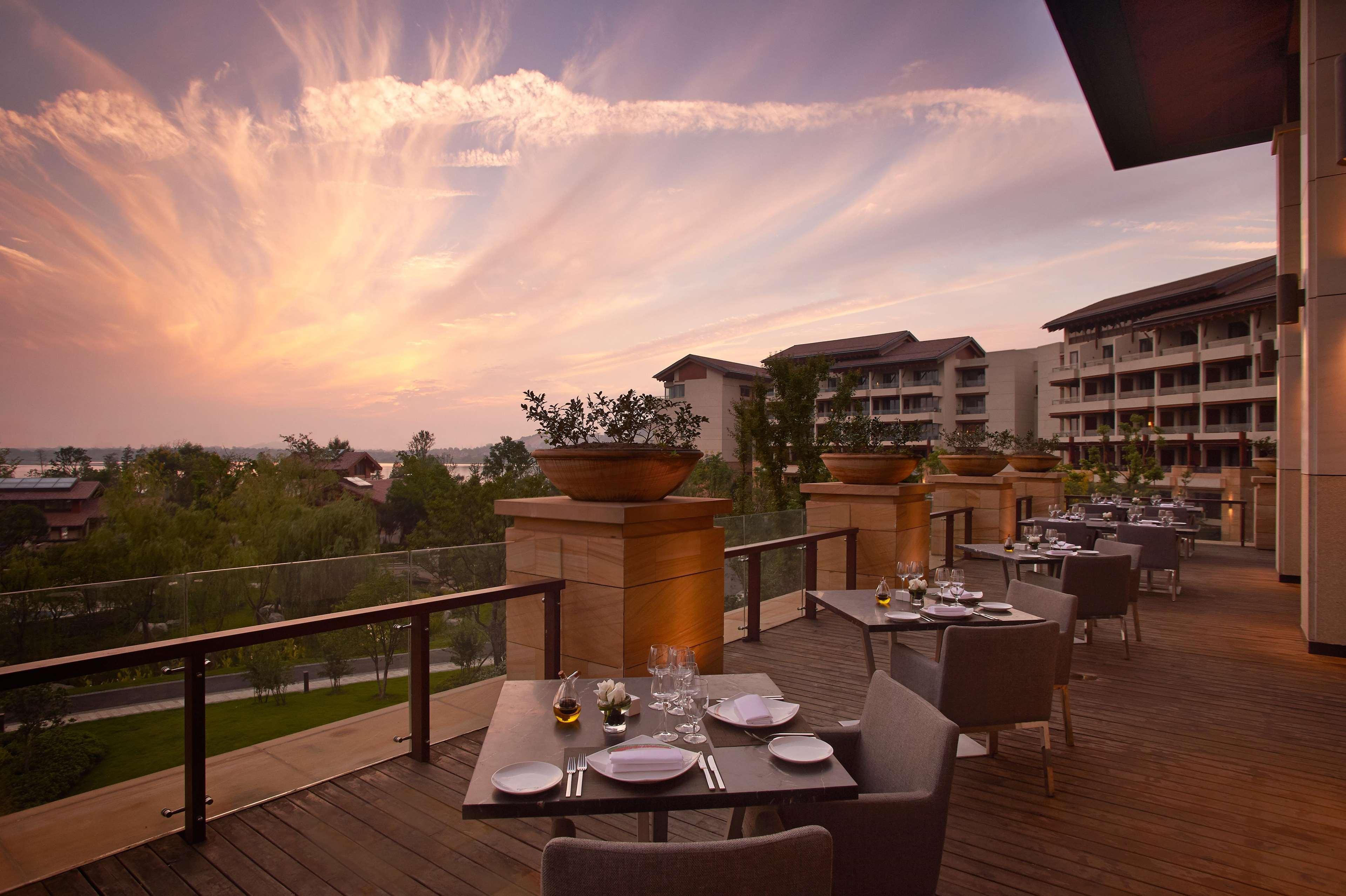 Hilton Wuhan Optics Valley Екстериор снимка