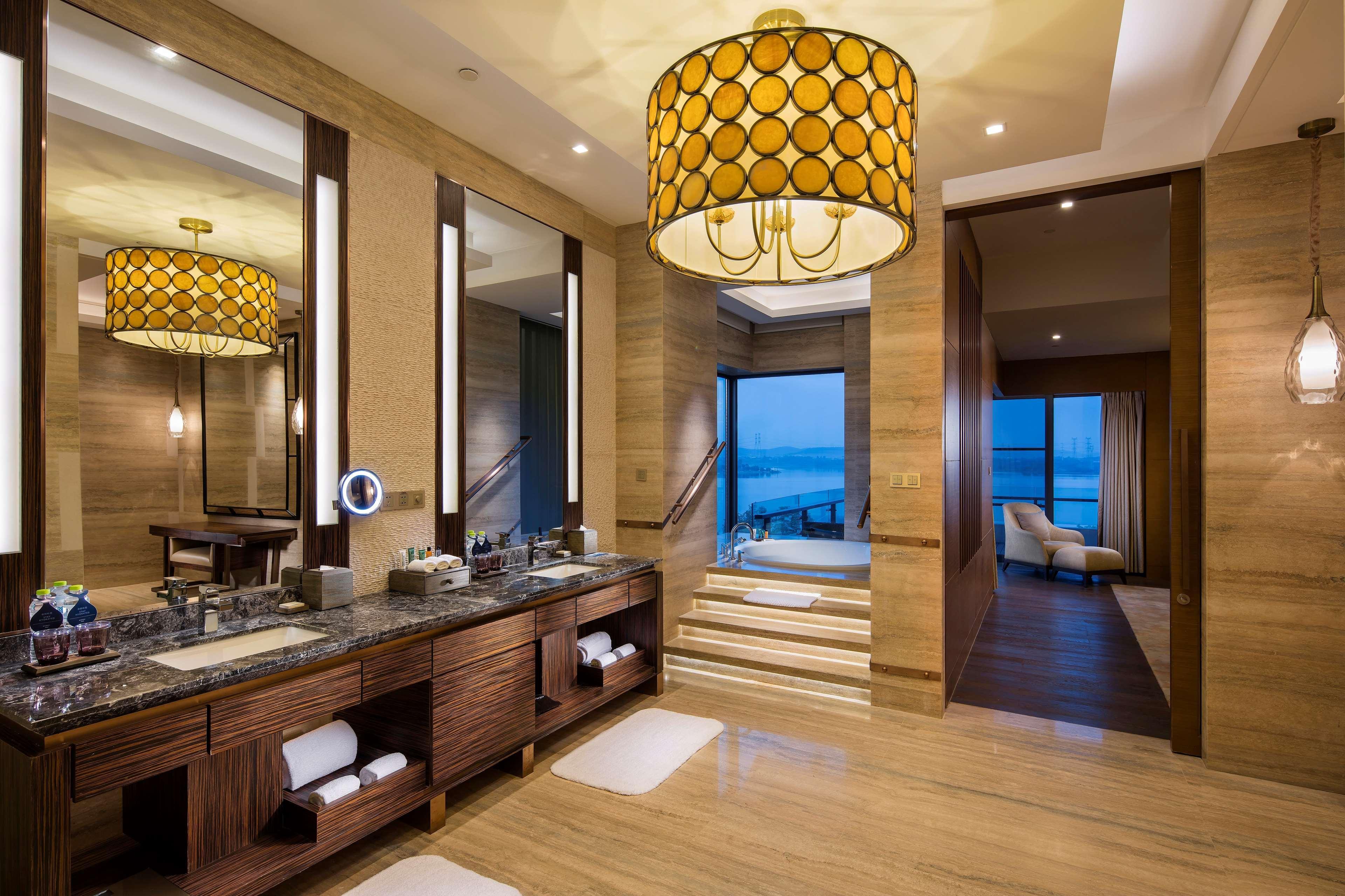 Hilton Wuhan Optics Valley Екстериор снимка