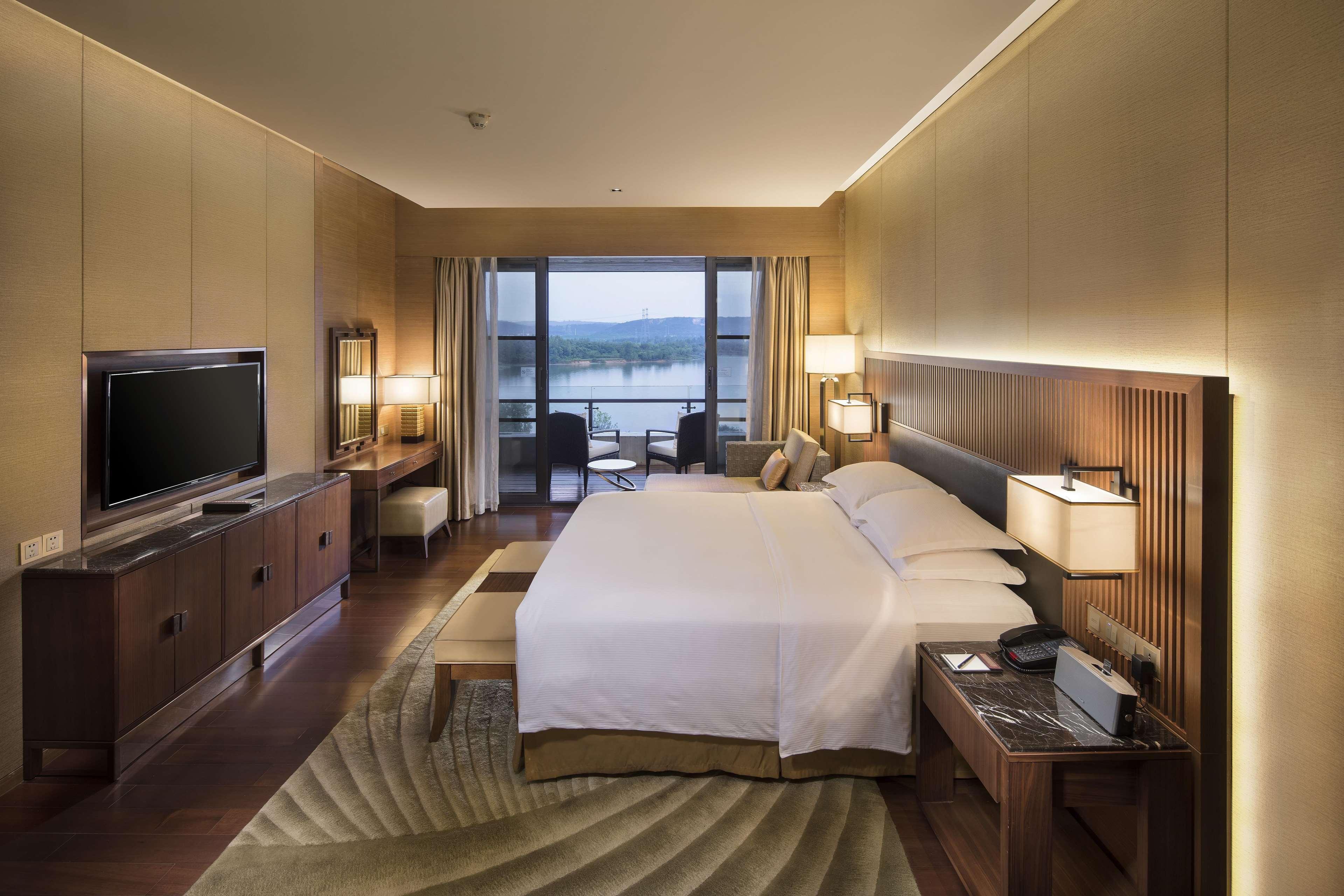 Hilton Wuhan Optics Valley Екстериор снимка