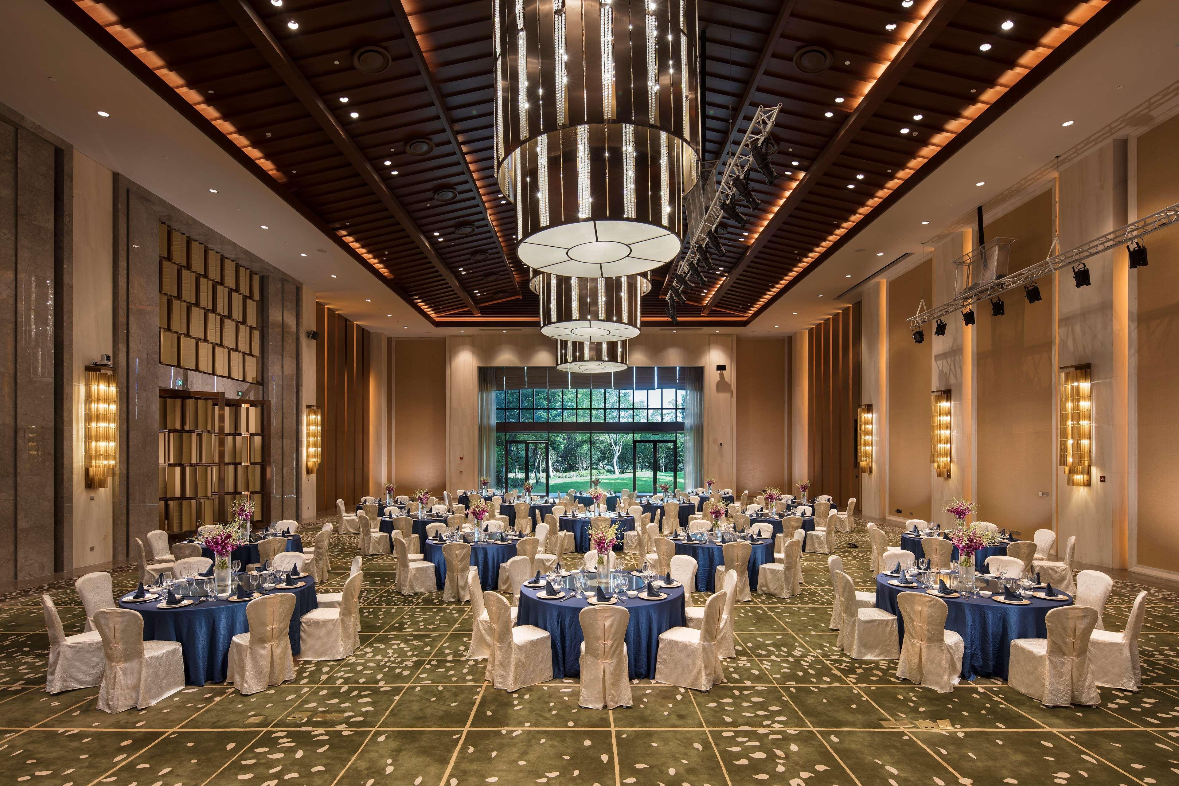 Hilton Wuhan Optics Valley Екстериор снимка