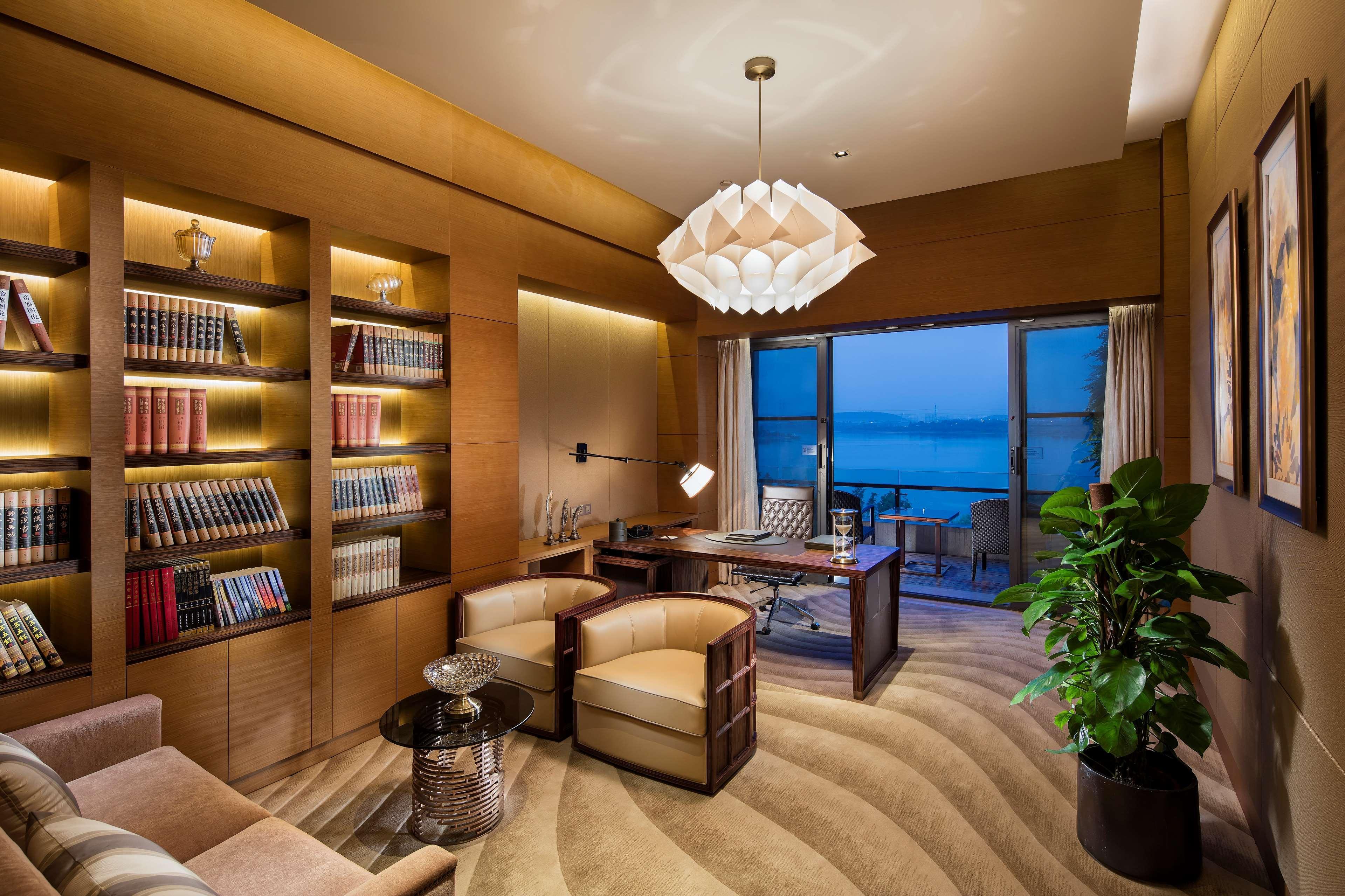 Hilton Wuhan Optics Valley Екстериор снимка