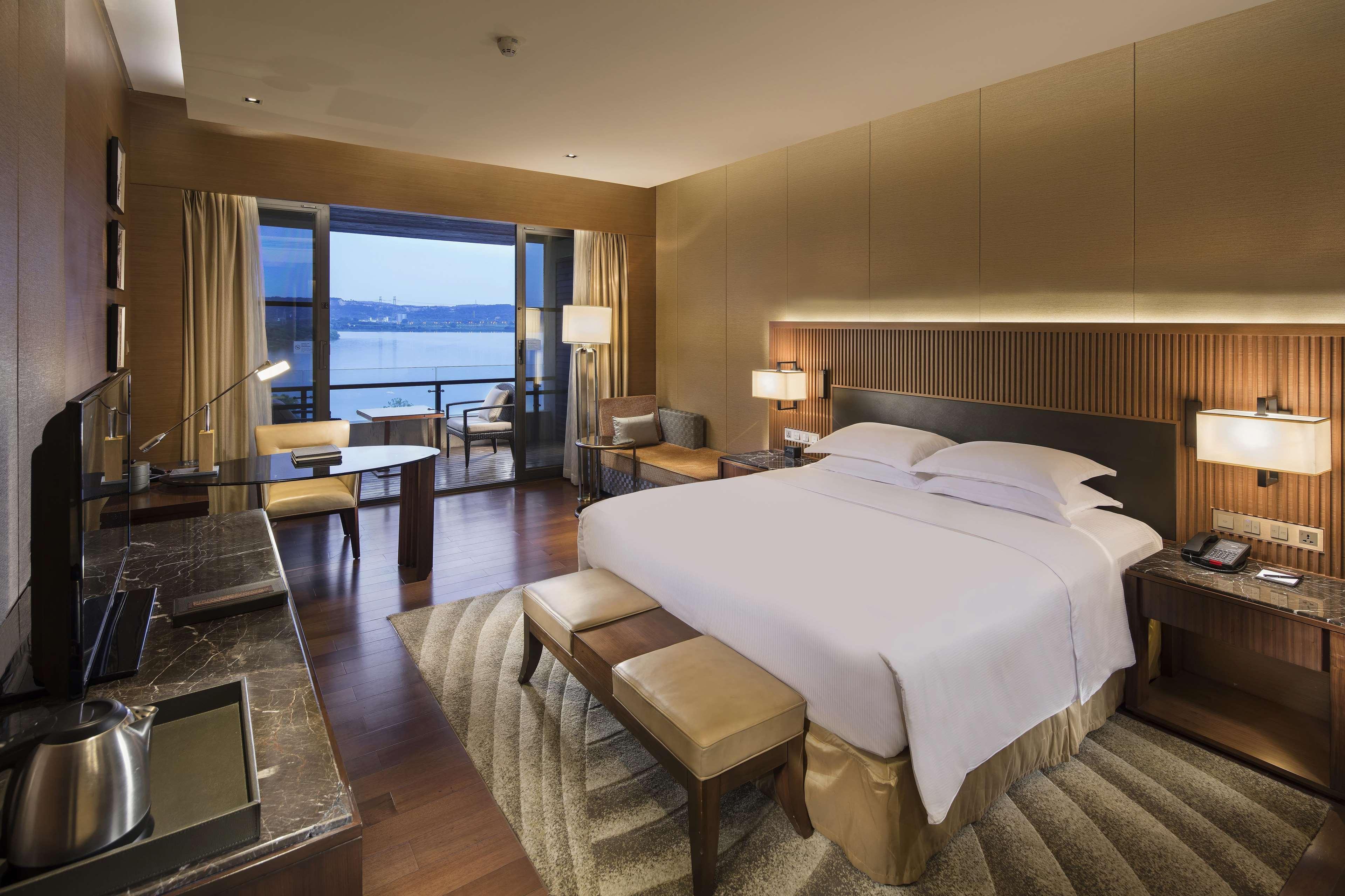 Hilton Wuhan Optics Valley Екстериор снимка