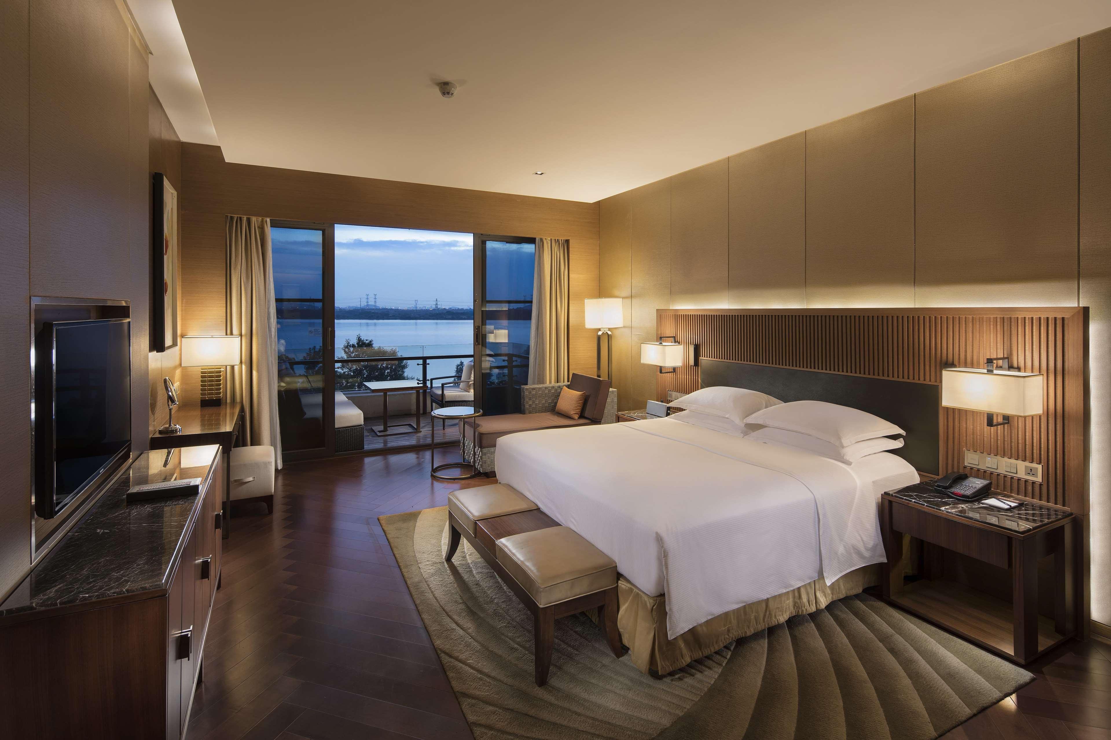Hilton Wuhan Optics Valley Екстериор снимка