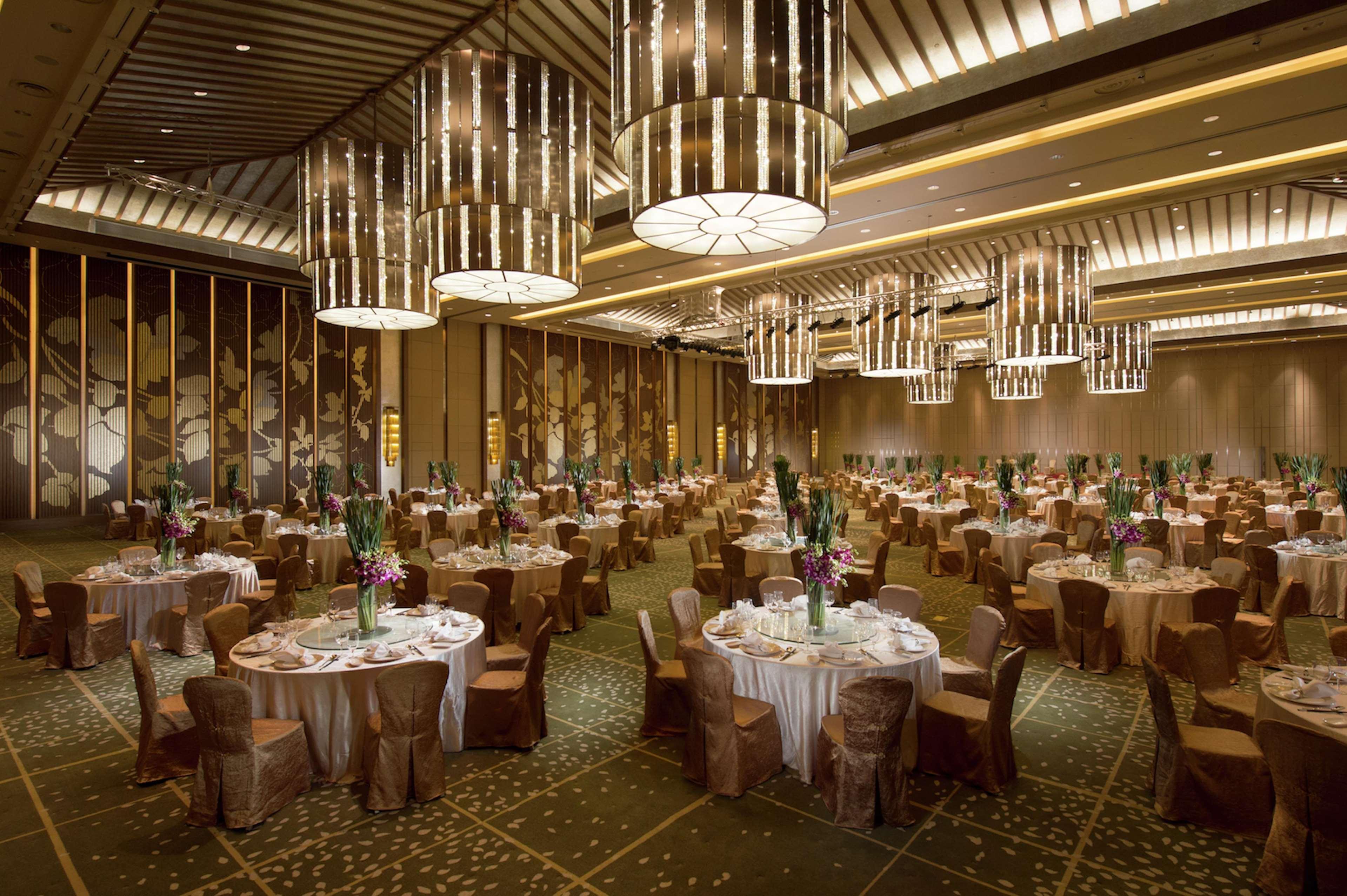 Hilton Wuhan Optics Valley Екстериор снимка