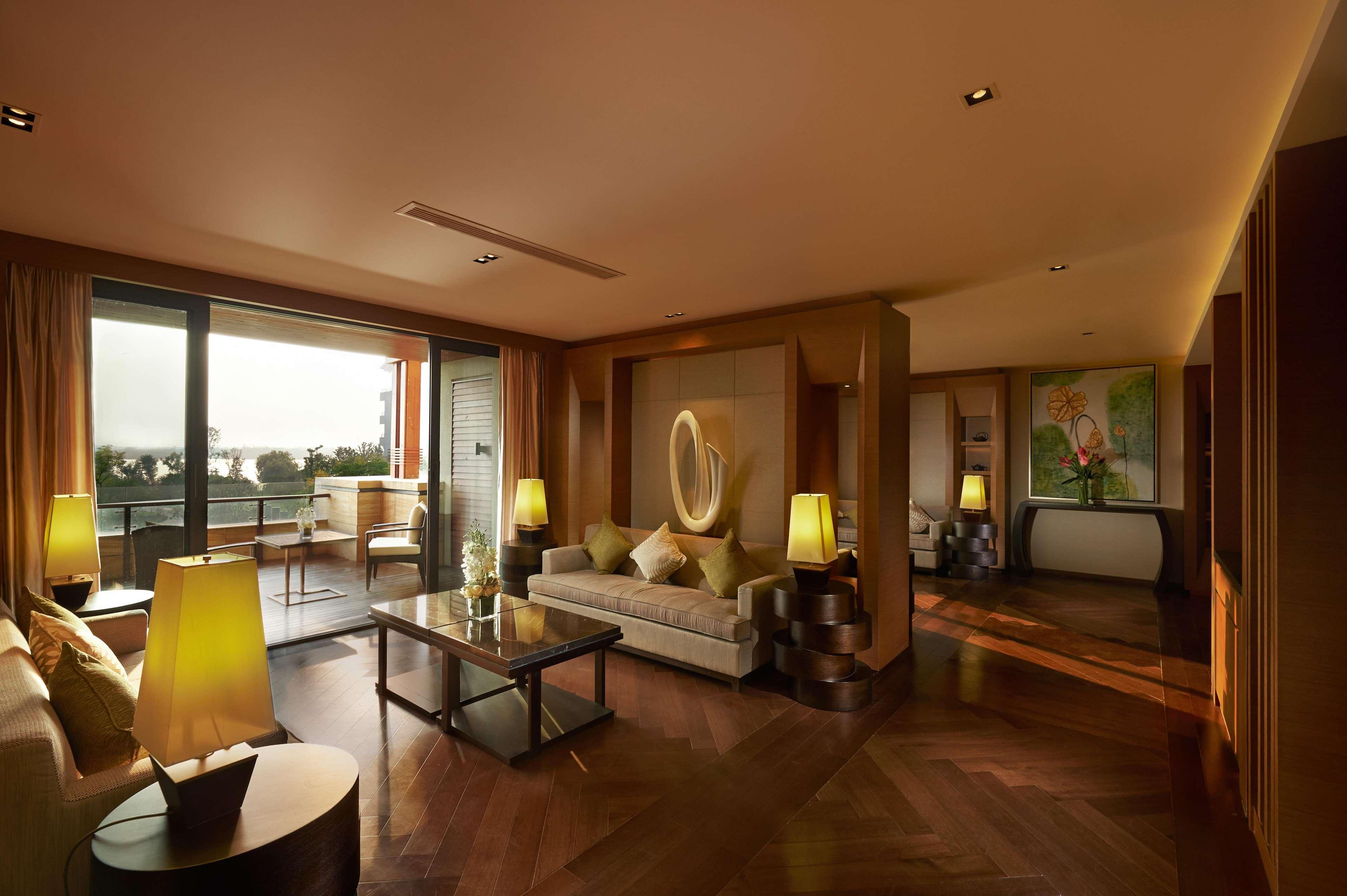 Hilton Wuhan Optics Valley Екстериор снимка