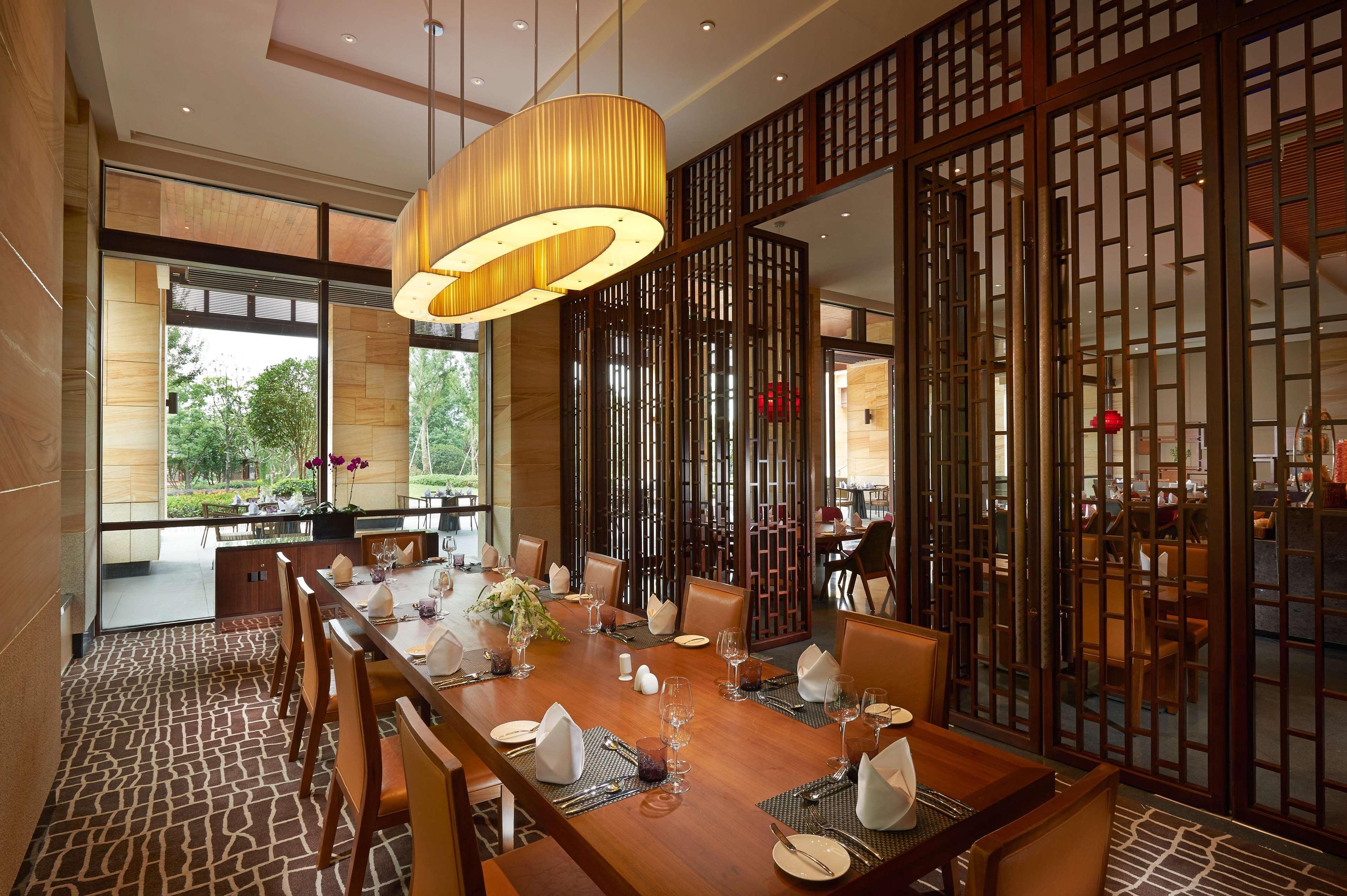 Hilton Wuhan Optics Valley Екстериор снимка