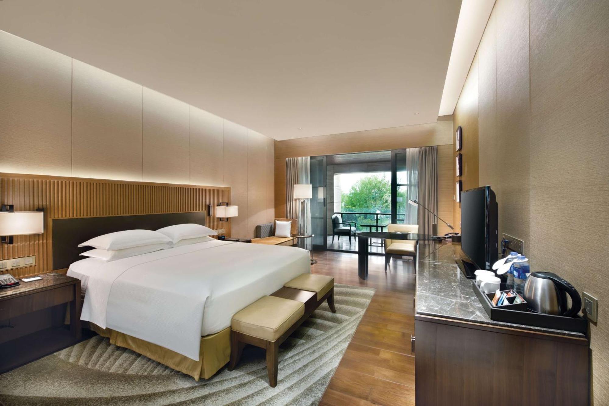 Hilton Wuhan Optics Valley Екстериор снимка
