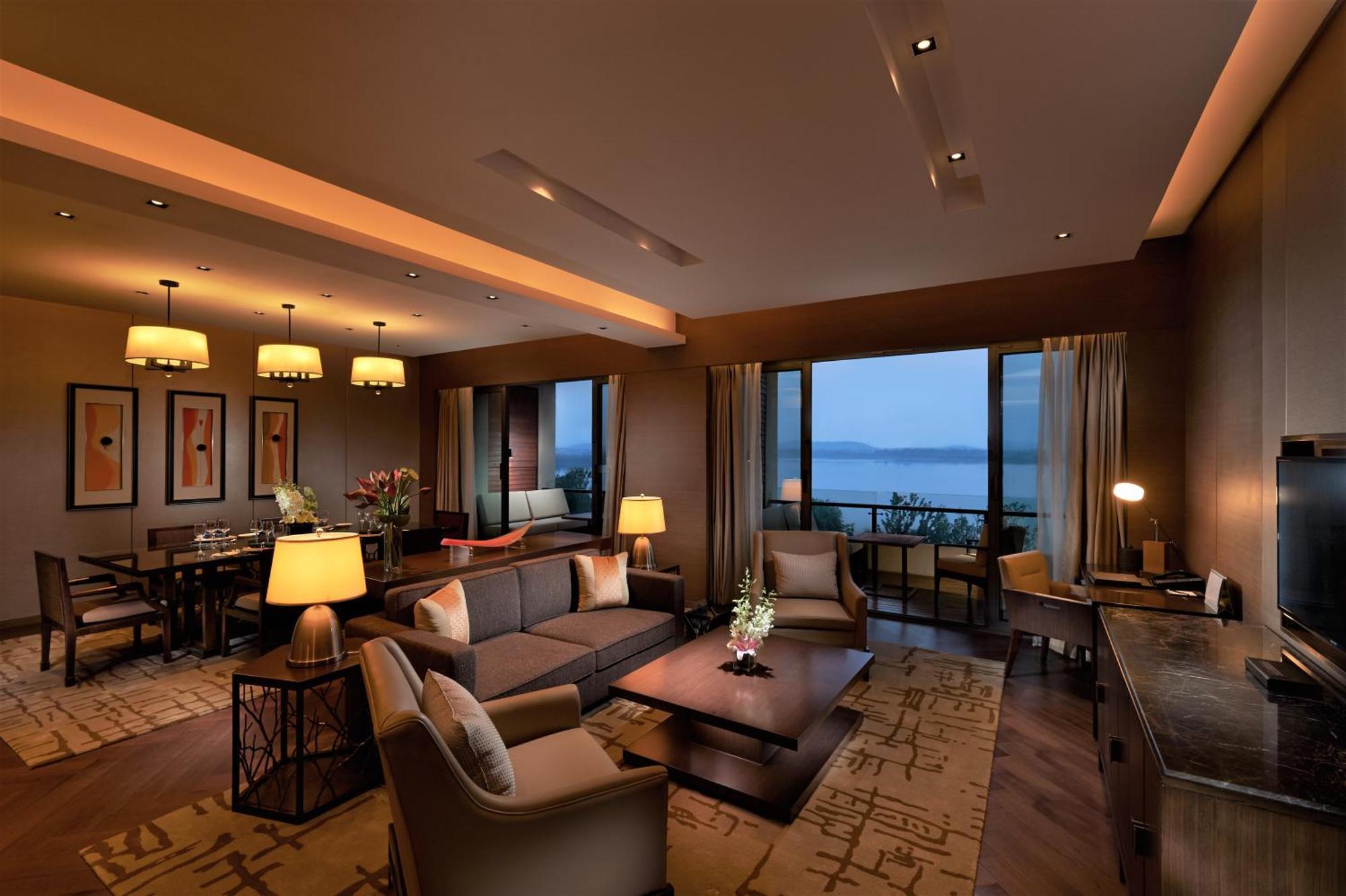 Hilton Wuhan Optics Valley Екстериор снимка