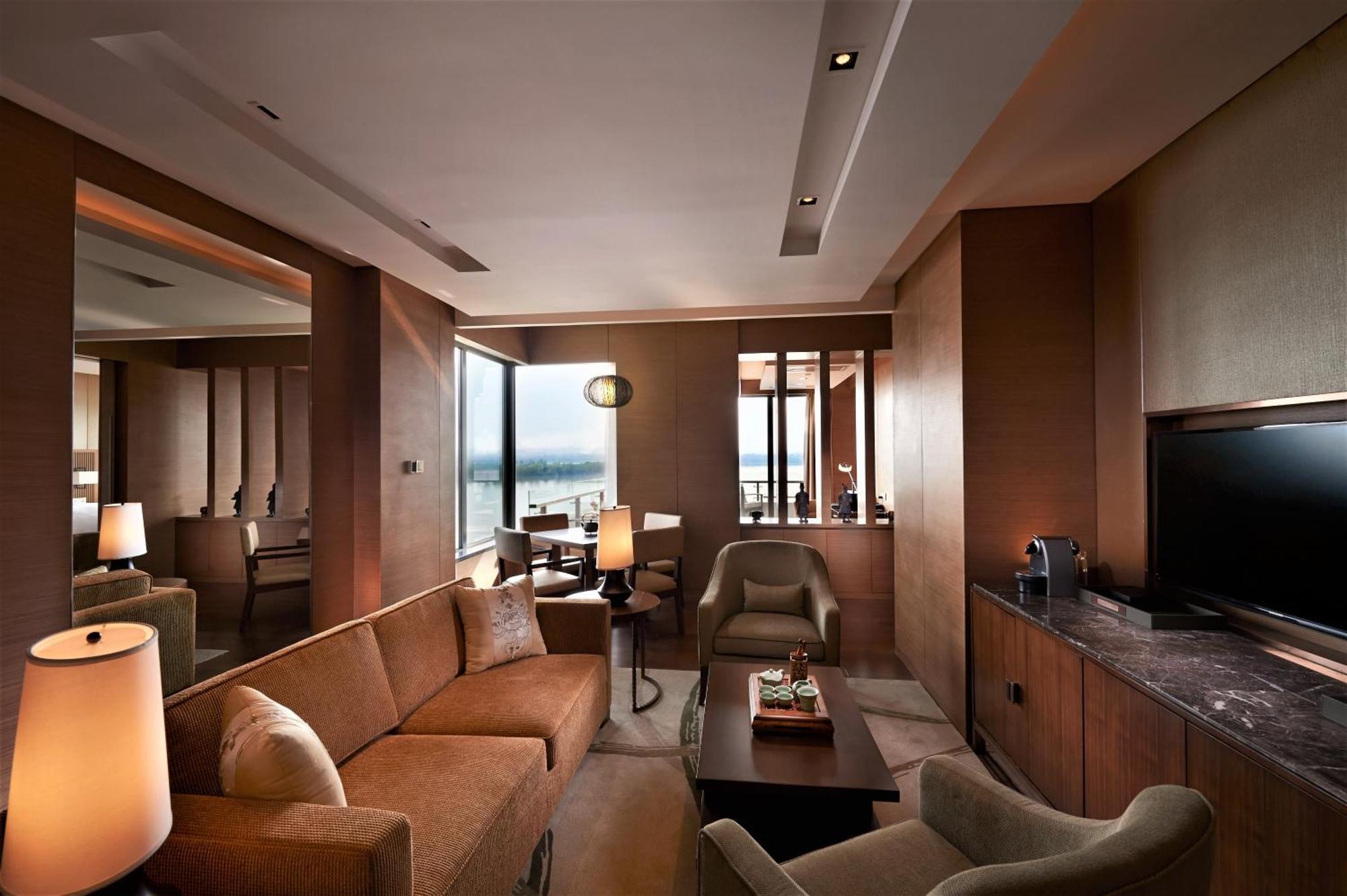 Hilton Wuhan Optics Valley Екстериор снимка
