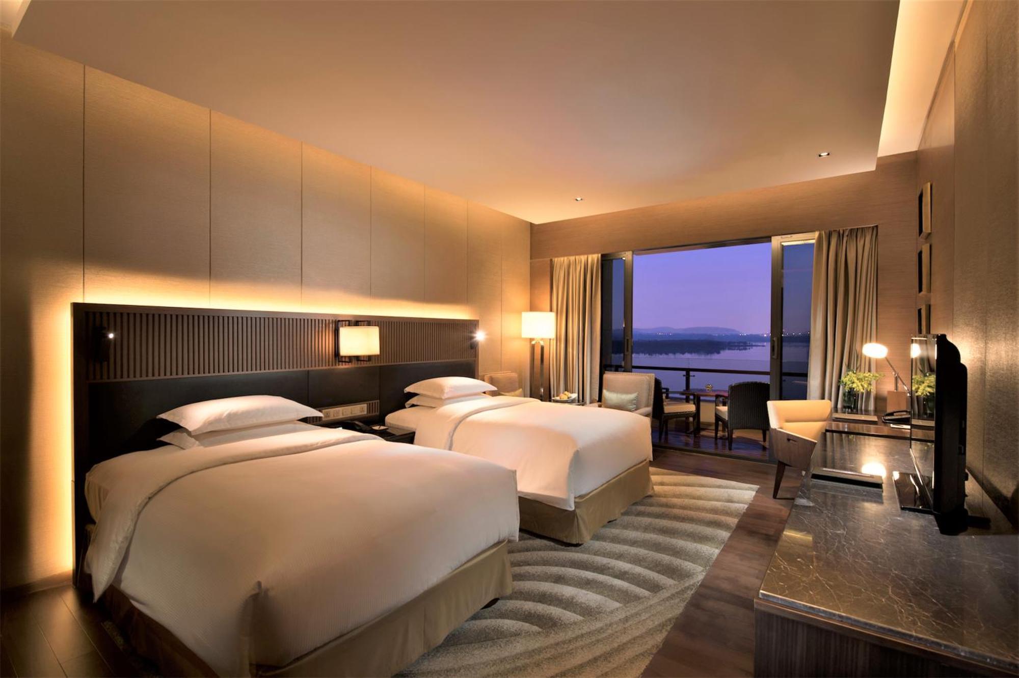 Hilton Wuhan Optics Valley Екстериор снимка