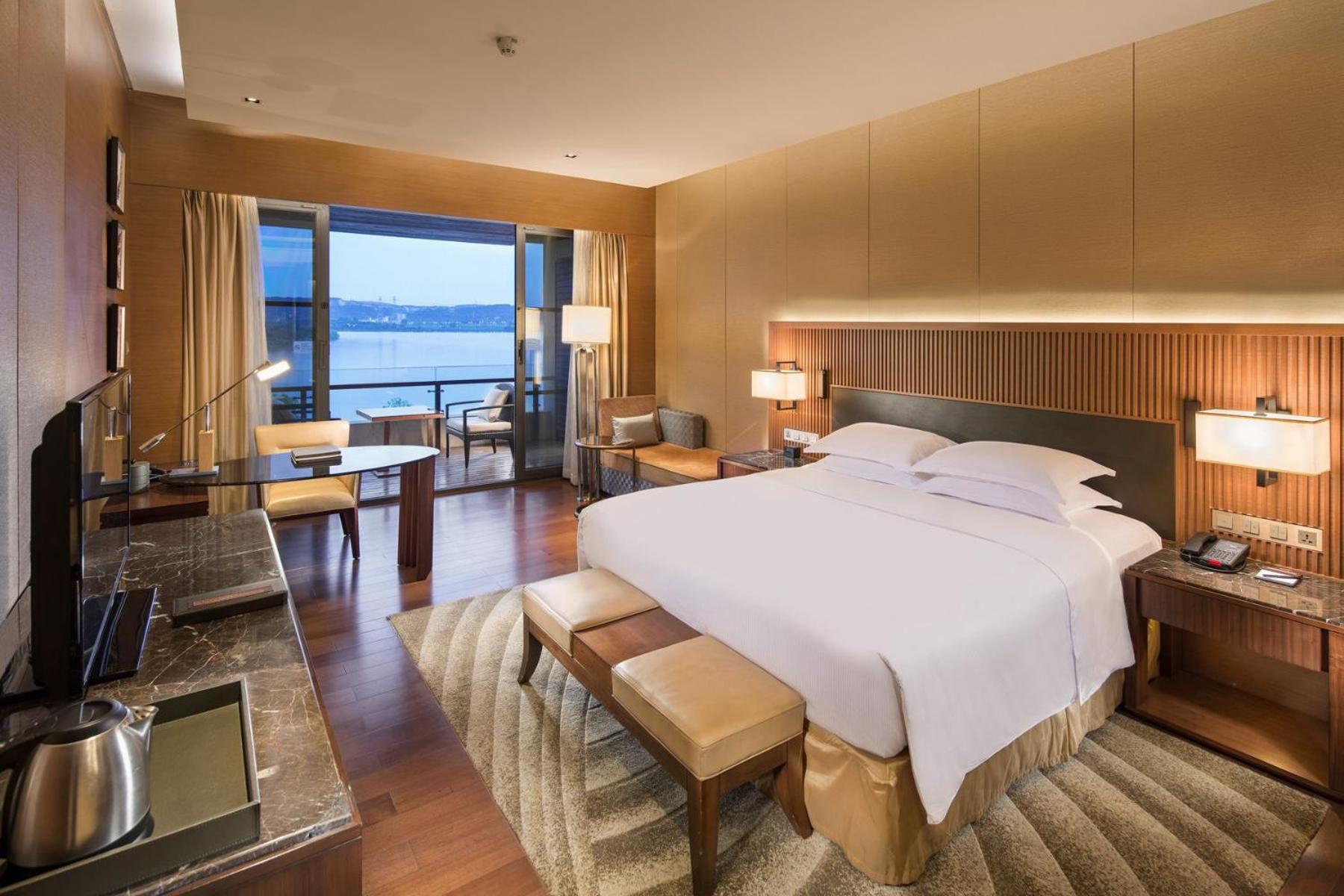 Hilton Wuhan Optics Valley Екстериор снимка