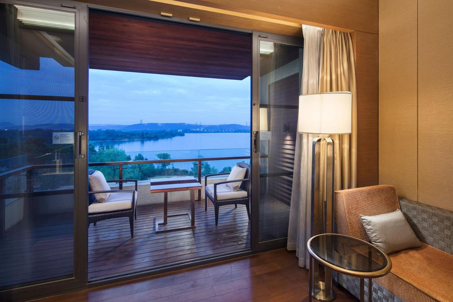 Hilton Wuhan Optics Valley Екстериор снимка