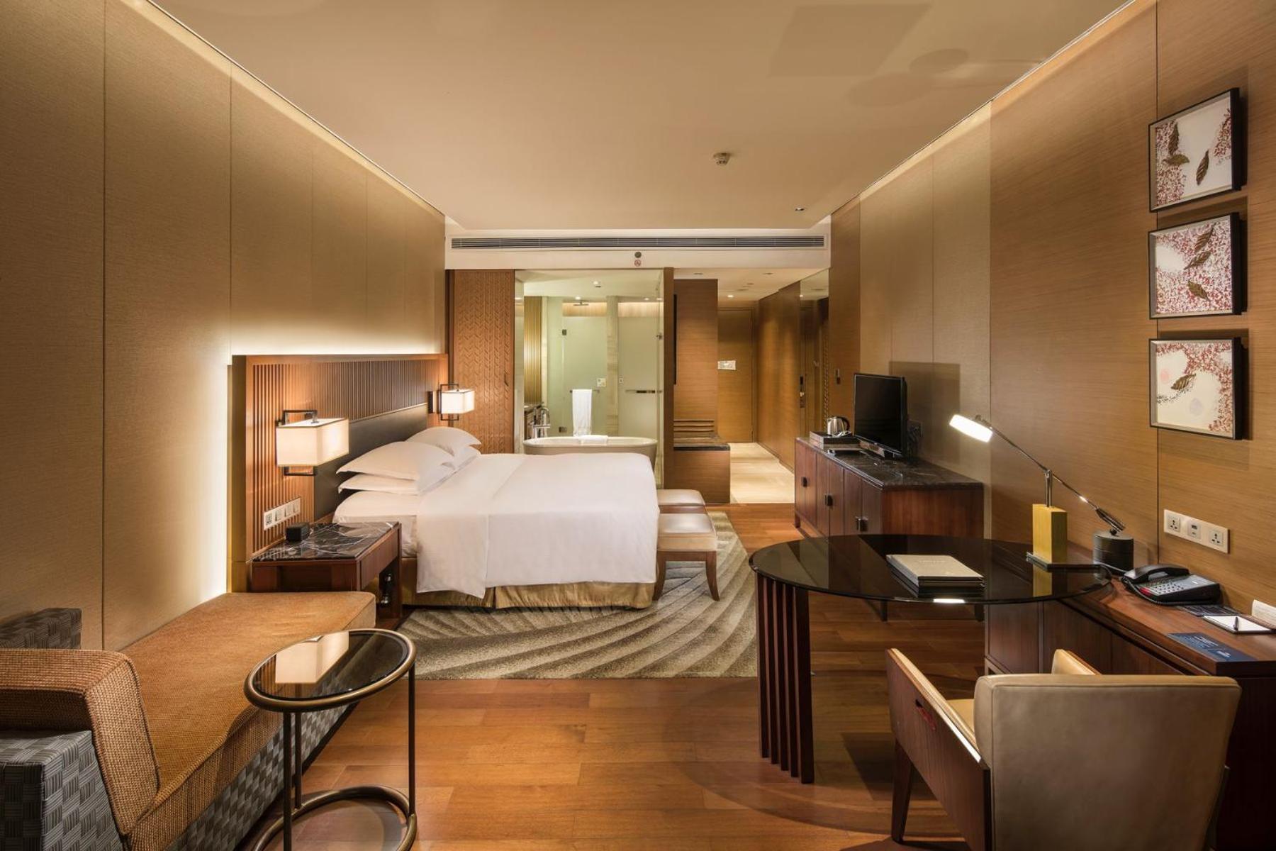 Hilton Wuhan Optics Valley Екстериор снимка