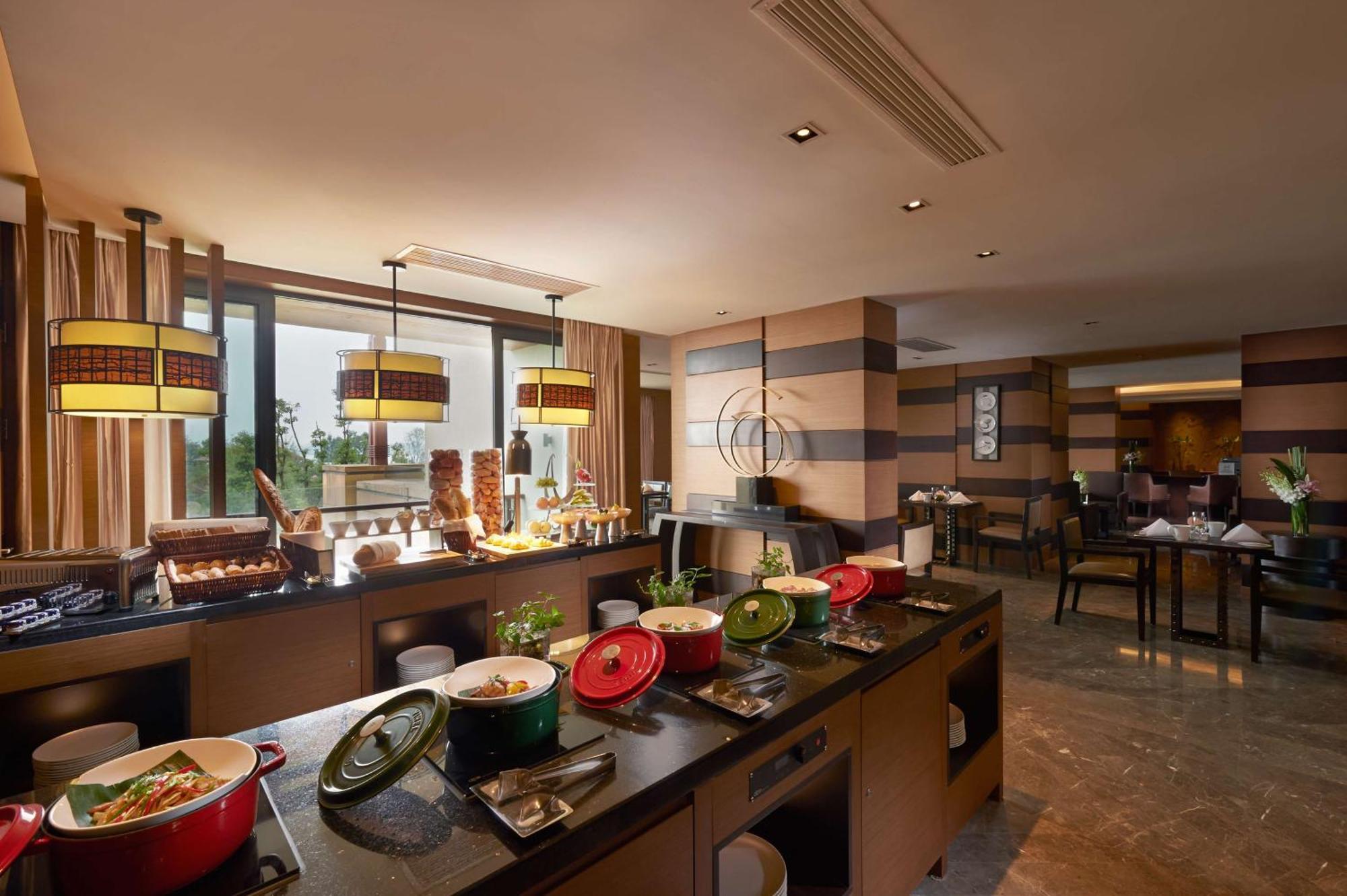Hilton Wuhan Optics Valley Екстериор снимка