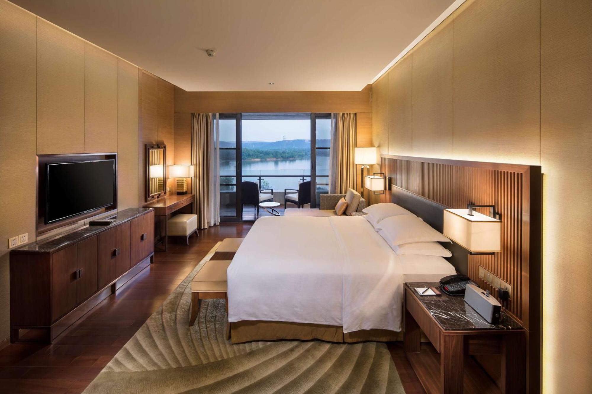Hilton Wuhan Optics Valley Екстериор снимка