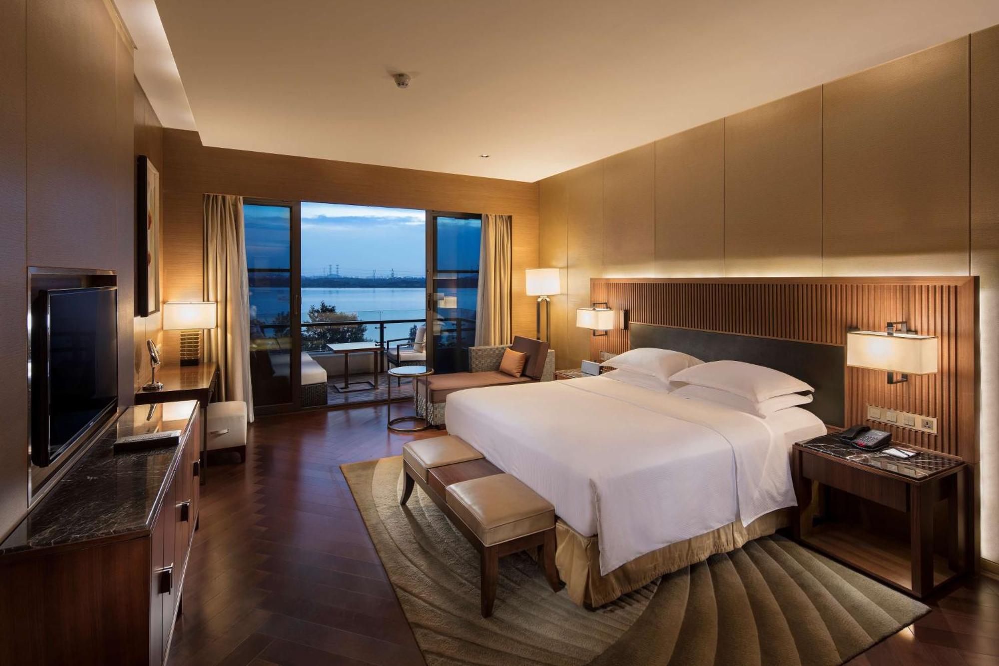 Hilton Wuhan Optics Valley Екстериор снимка