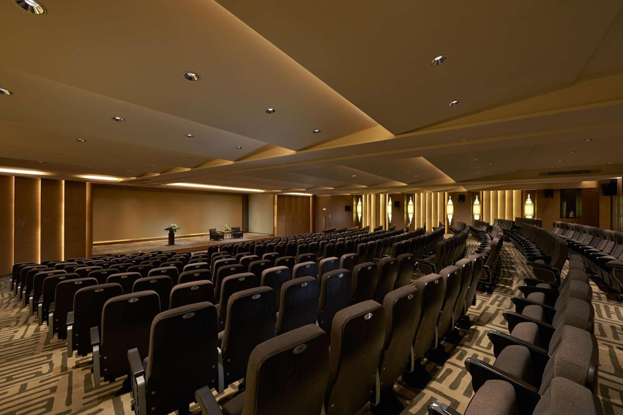 Hilton Wuhan Optics Valley Екстериор снимка