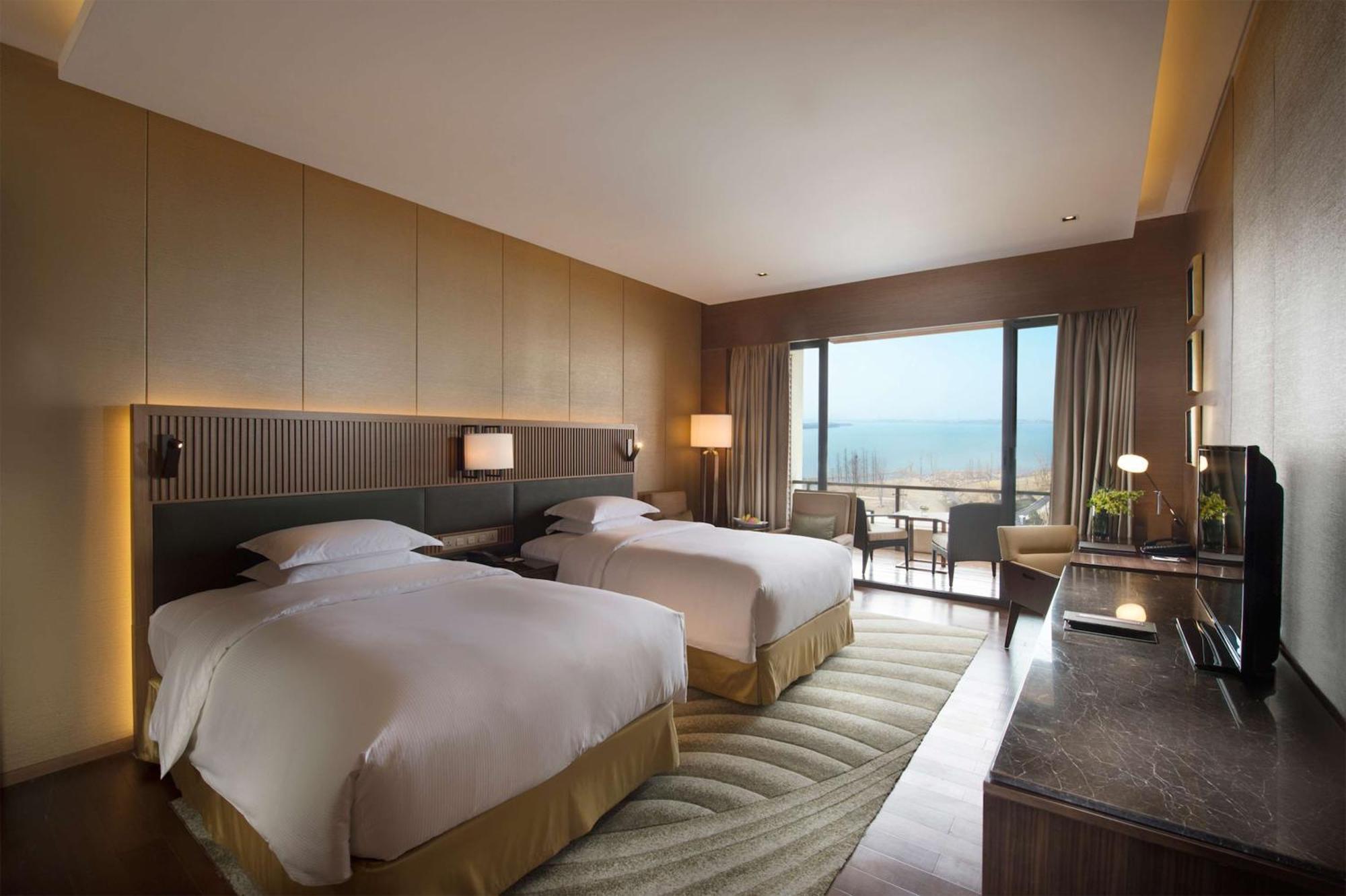 Hilton Wuhan Optics Valley Екстериор снимка