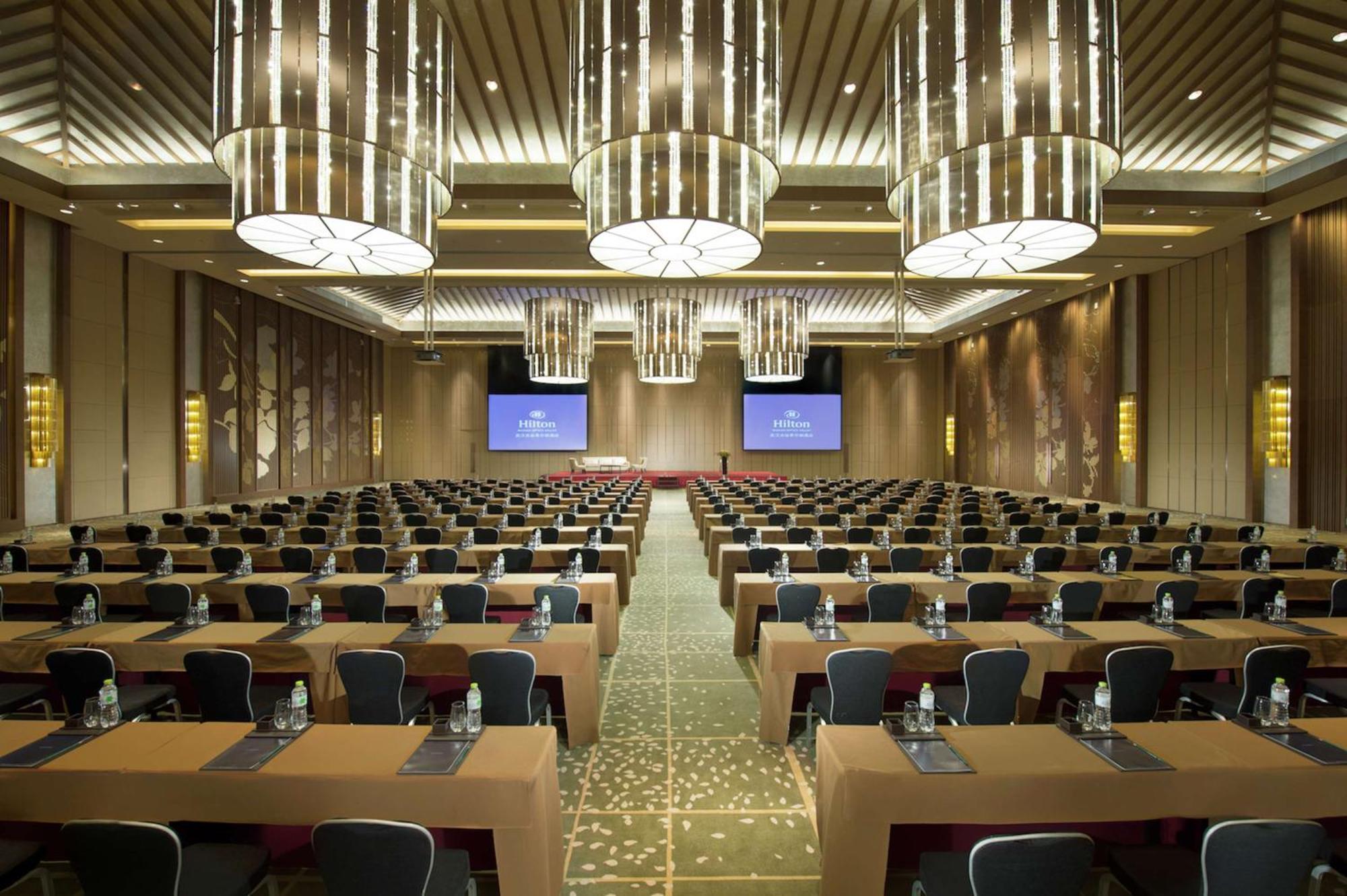 Hilton Wuhan Optics Valley Екстериор снимка