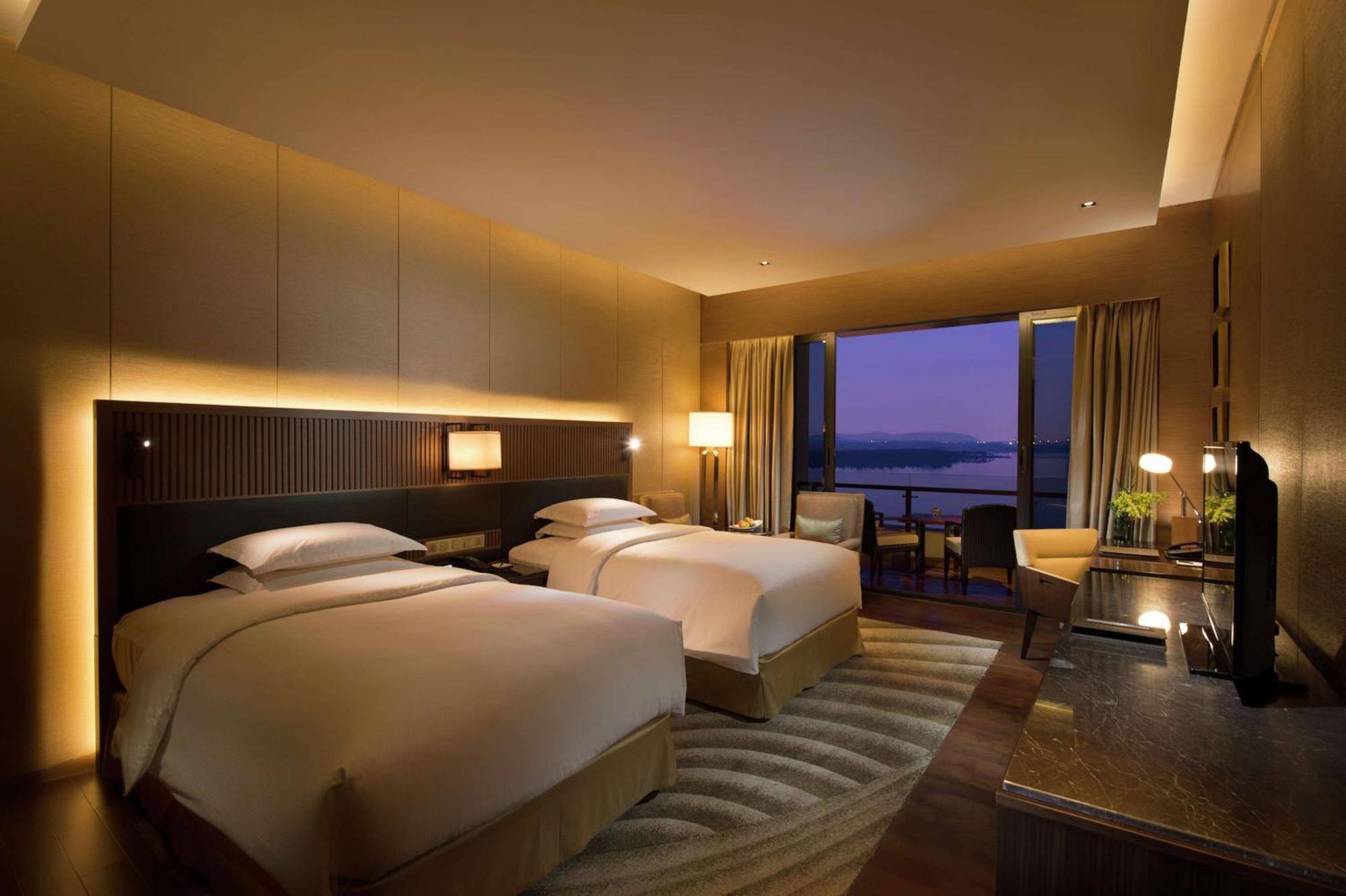Hilton Wuhan Optics Valley Екстериор снимка