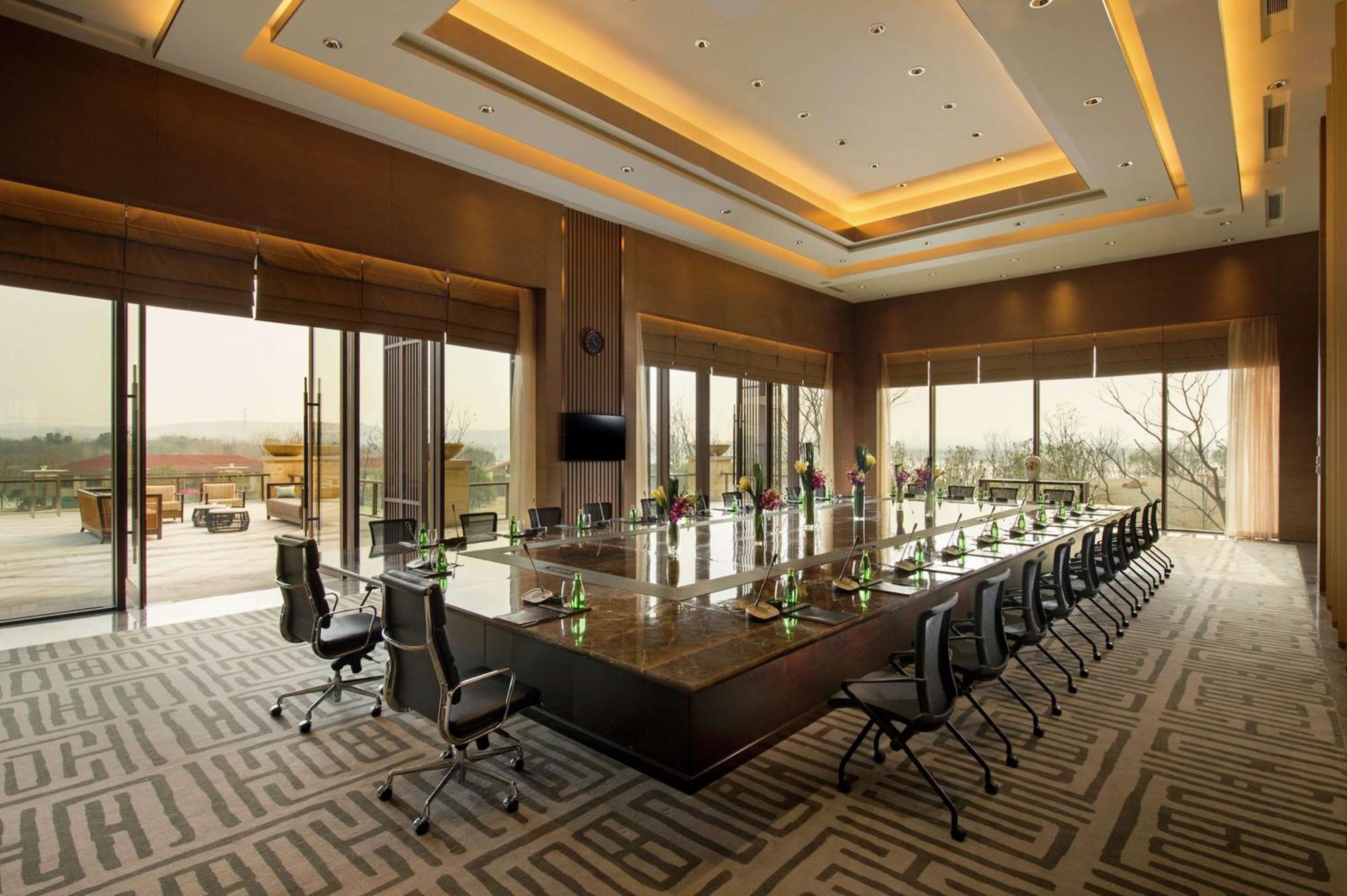 Hilton Wuhan Optics Valley Екстериор снимка