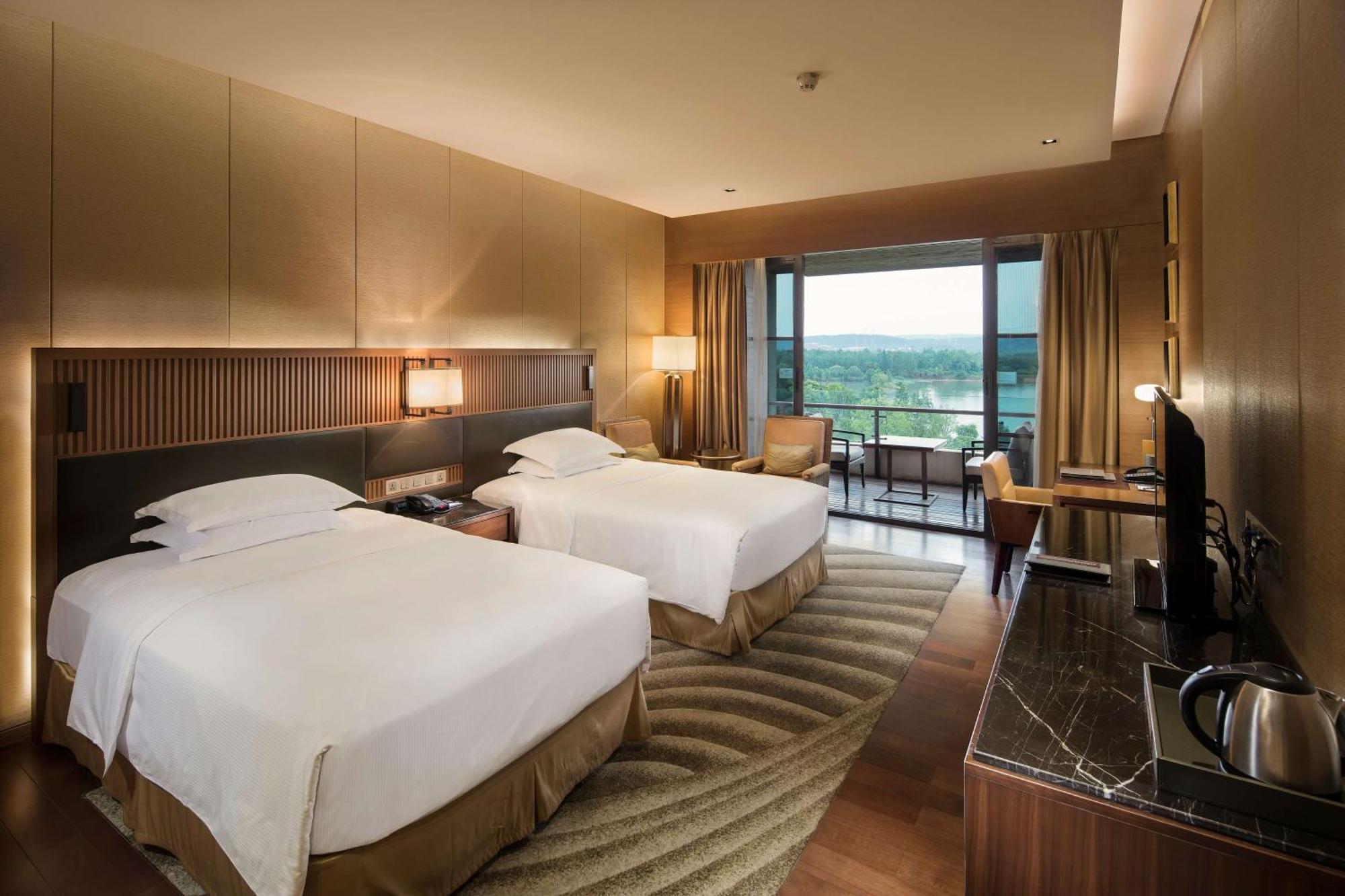 Hilton Wuhan Optics Valley Екстериор снимка