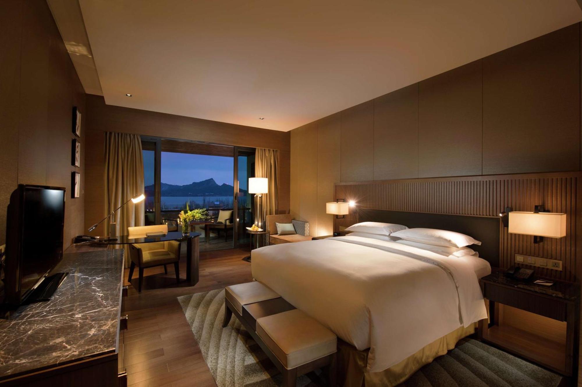 Hilton Wuhan Optics Valley Екстериор снимка