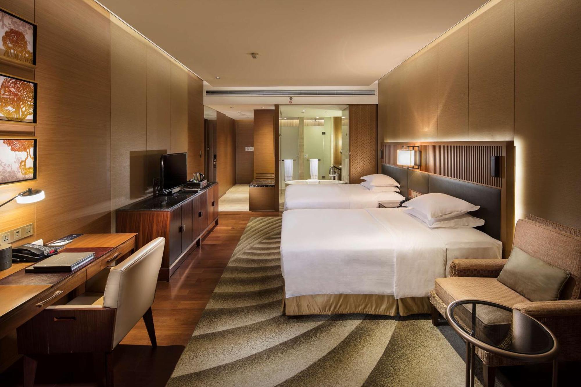 Hilton Wuhan Optics Valley Екстериор снимка