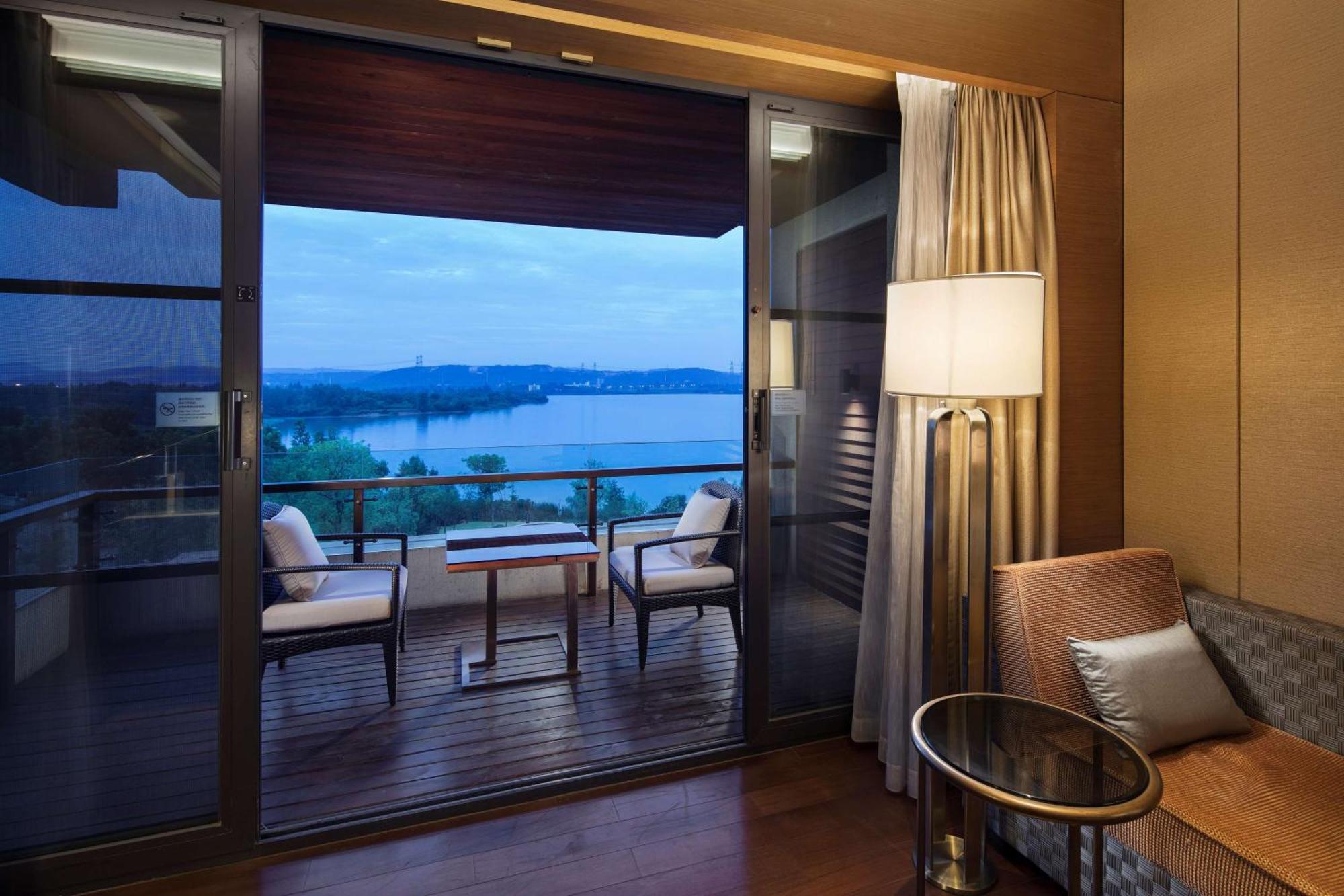 Hilton Wuhan Optics Valley Екстериор снимка
