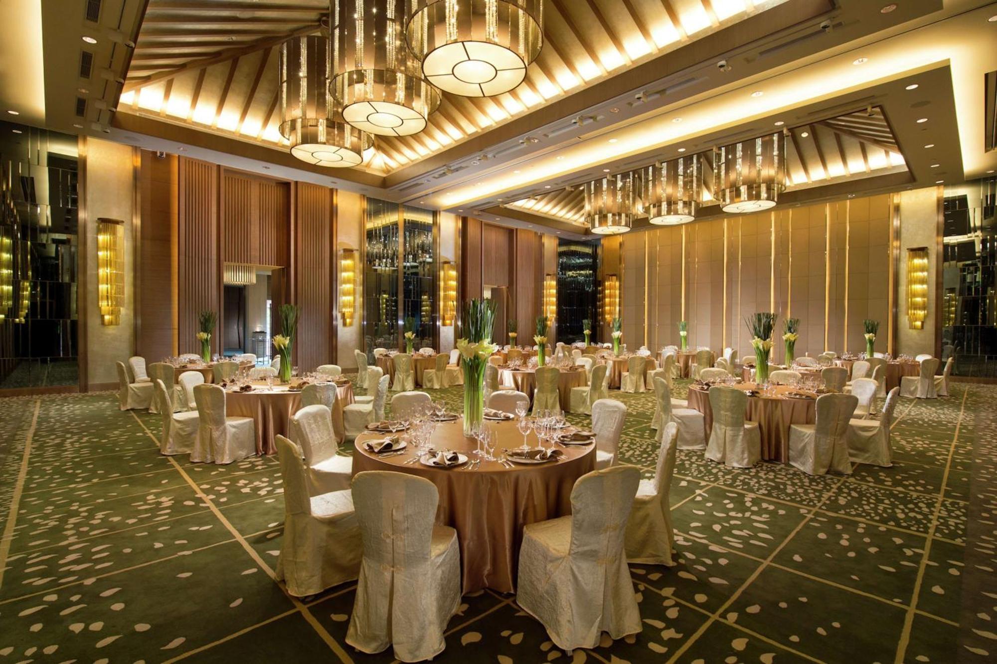 Hilton Wuhan Optics Valley Екстериор снимка