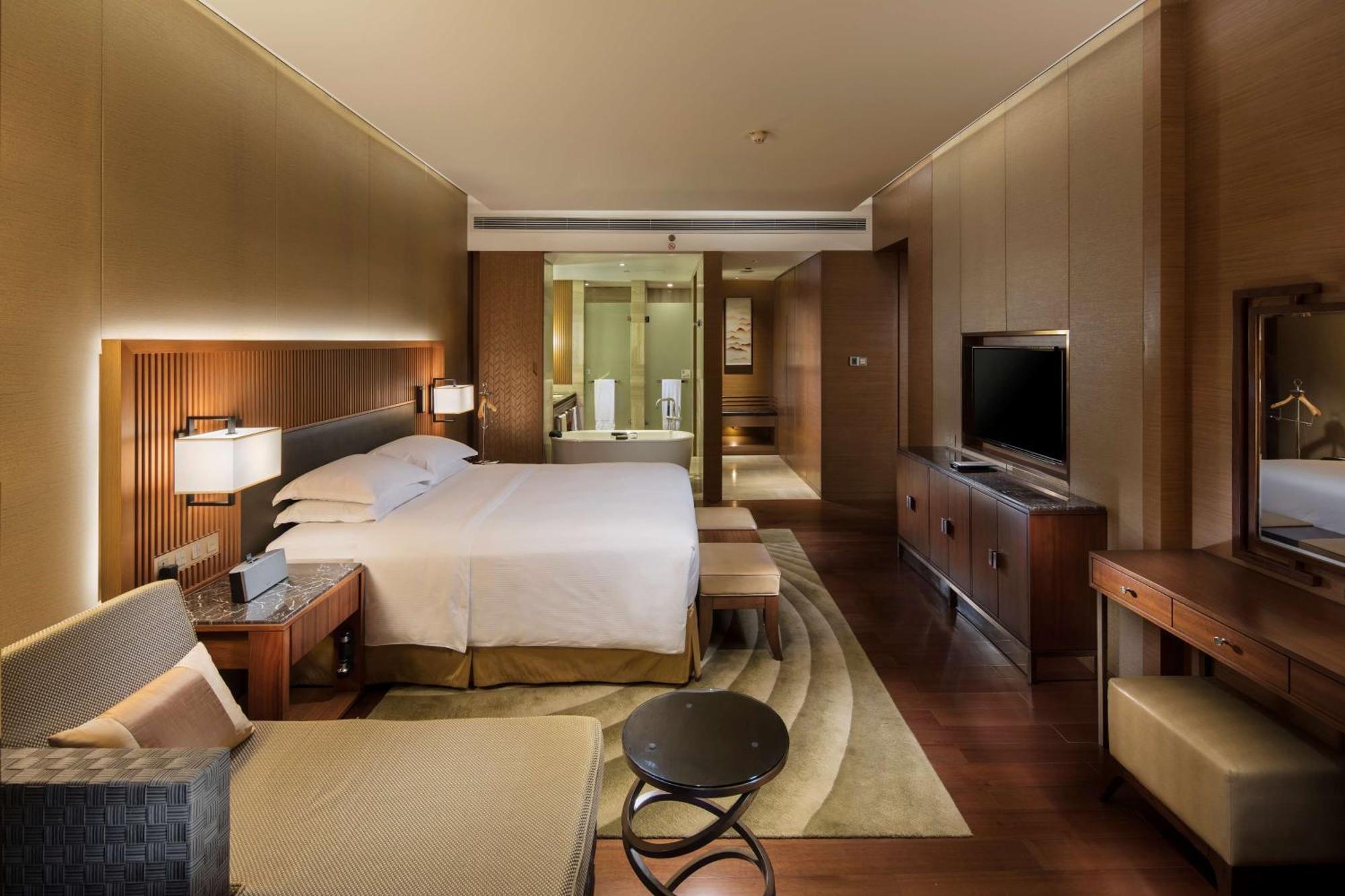 Hilton Wuhan Optics Valley Екстериор снимка