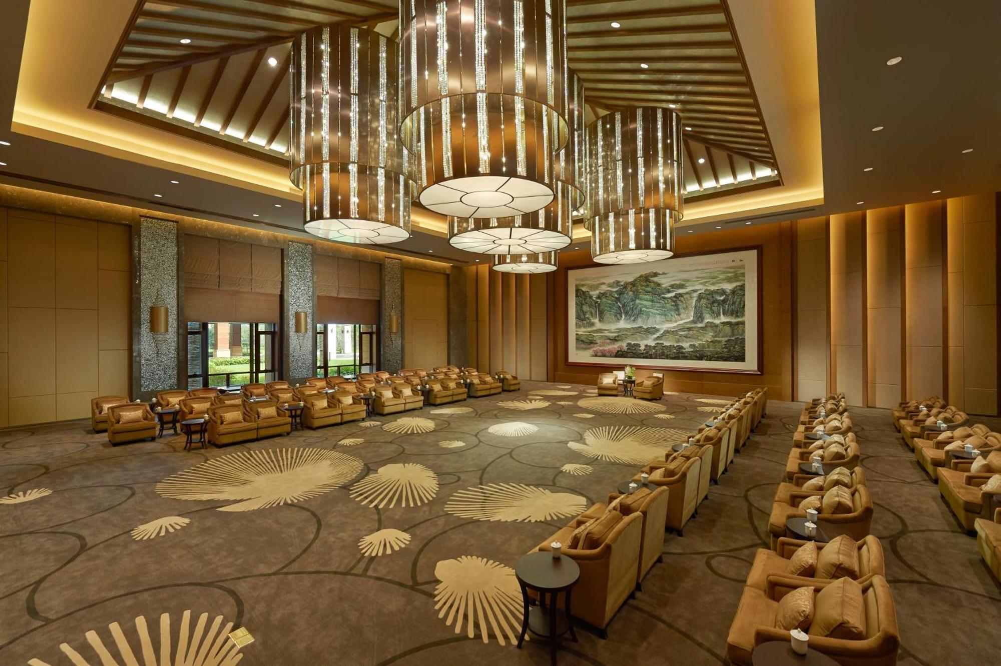Hilton Wuhan Optics Valley Екстериор снимка