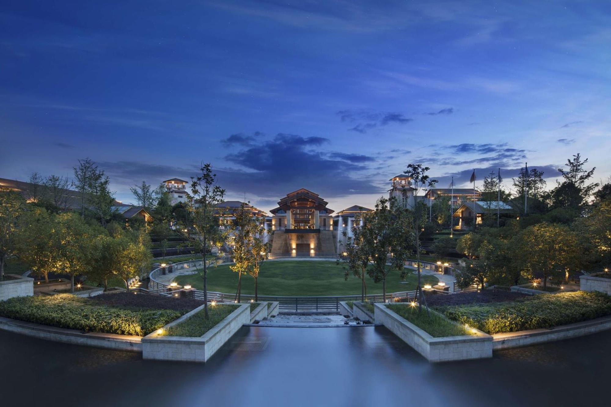 Hilton Wuhan Optics Valley Екстериор снимка