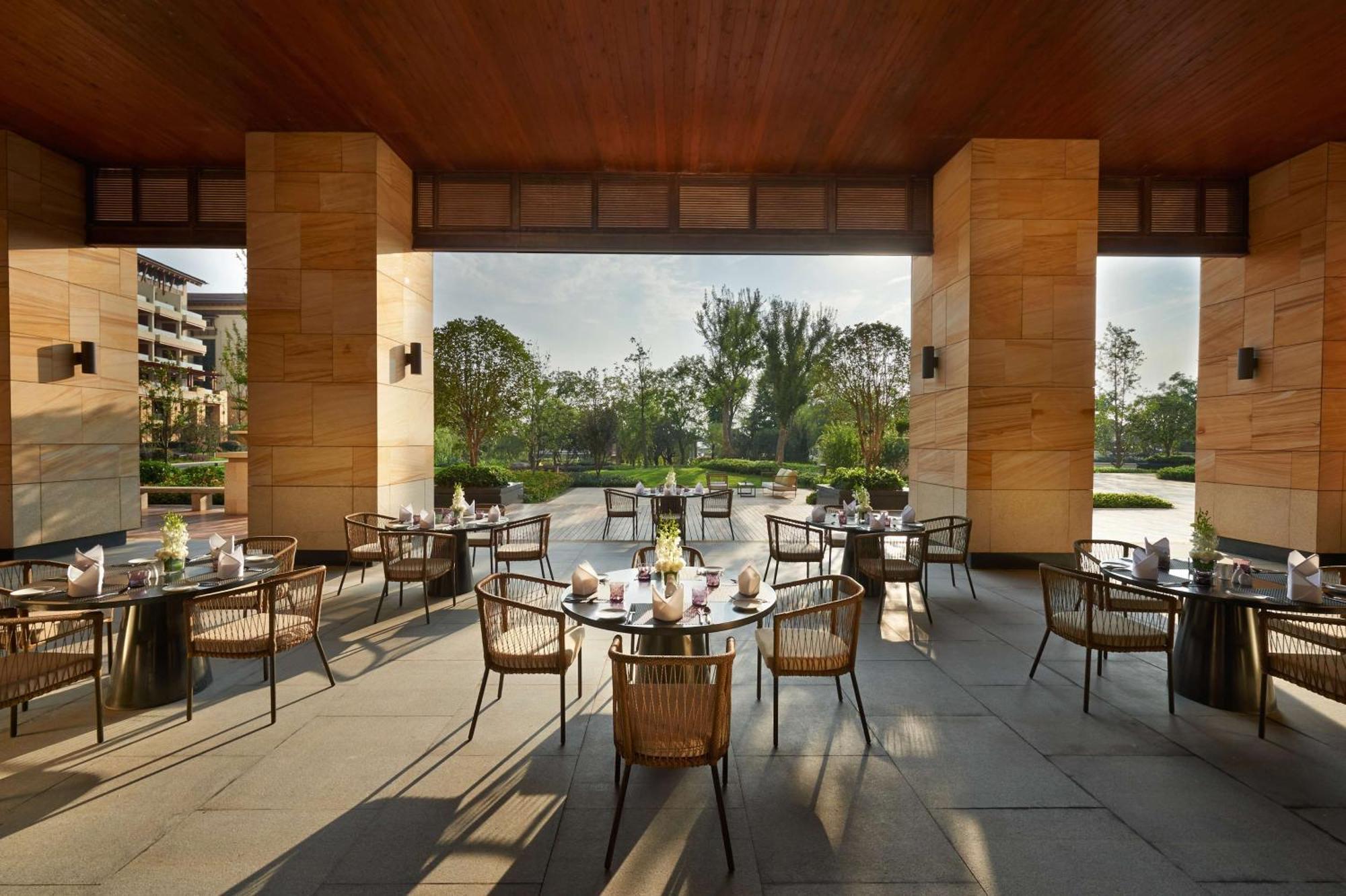 Hilton Wuhan Optics Valley Екстериор снимка
