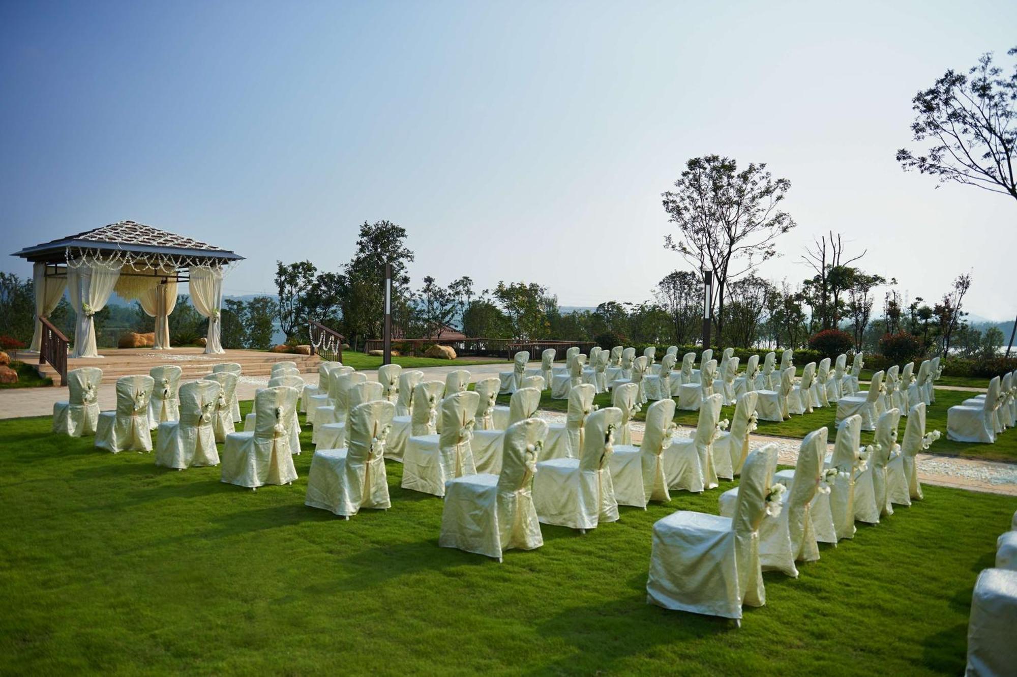 Hilton Wuhan Optics Valley Екстериор снимка