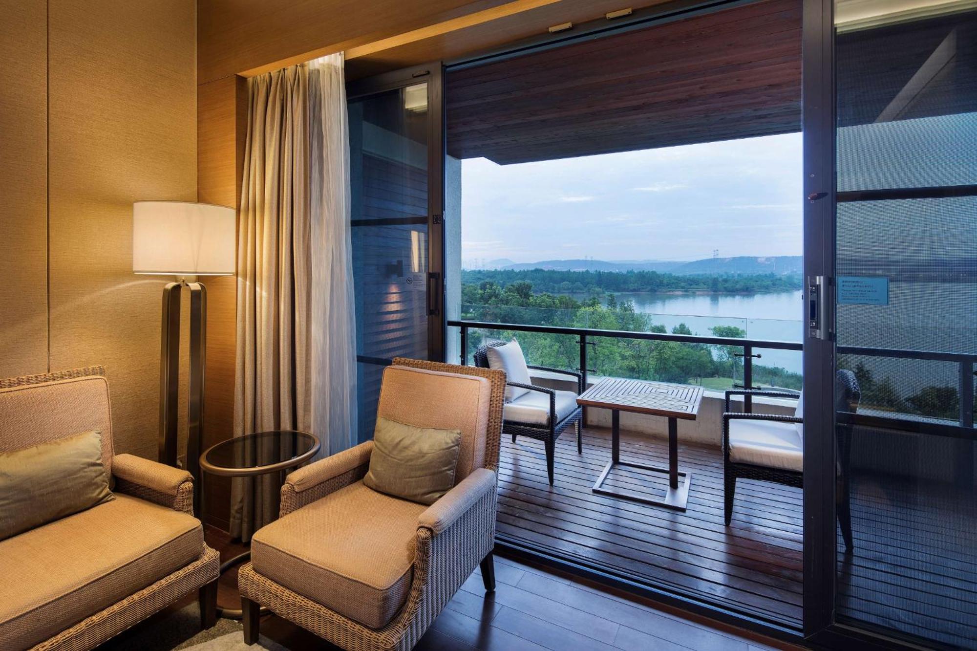 Hilton Wuhan Optics Valley Екстериор снимка