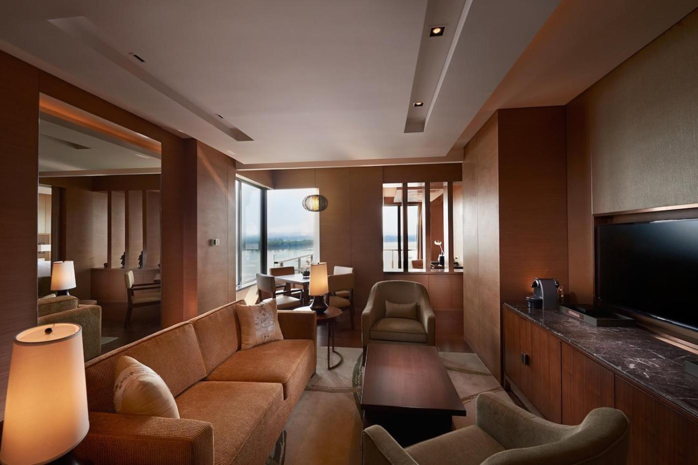 Hilton Wuhan Optics Valley Екстериор снимка