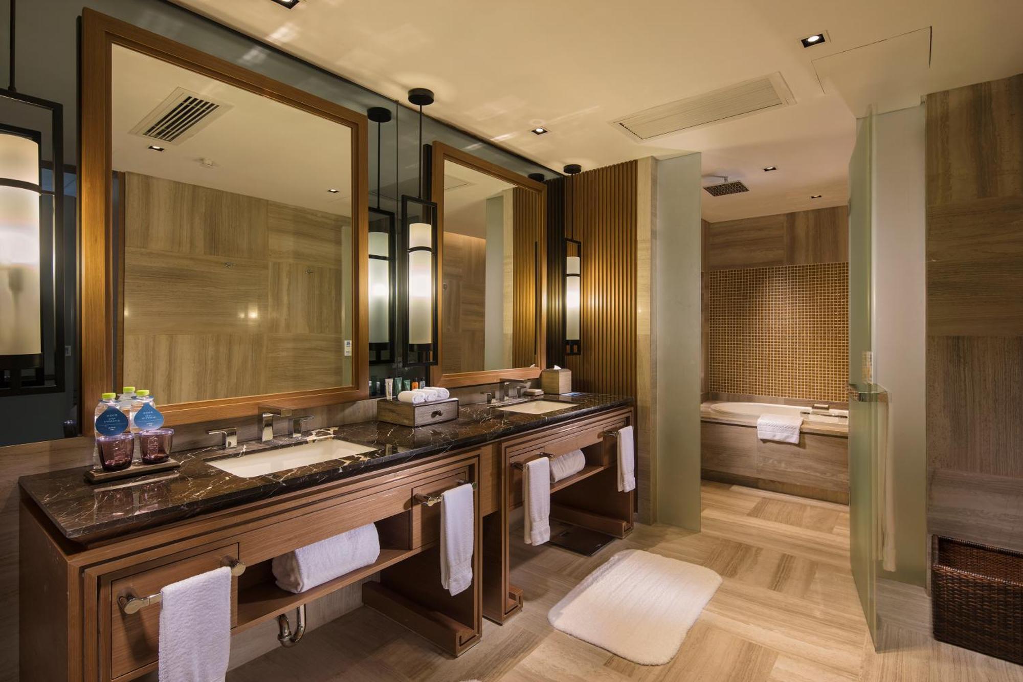 Hilton Wuhan Optics Valley Екстериор снимка