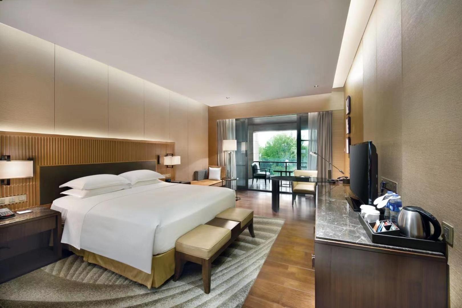 Hilton Wuhan Optics Valley Екстериор снимка